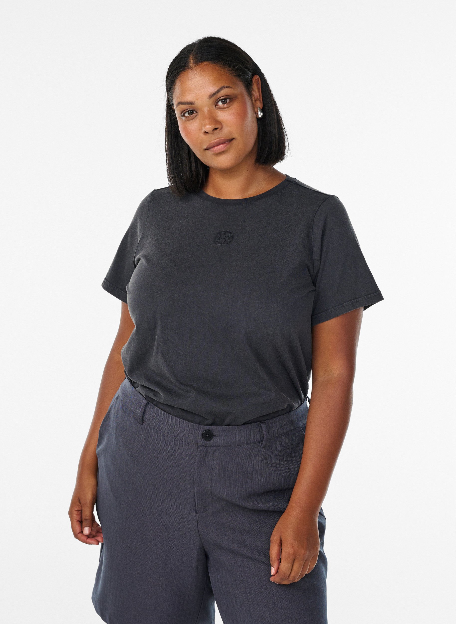 T-Shirt aus Bio-Baumwolle mit Washed-Look, Grau, Model