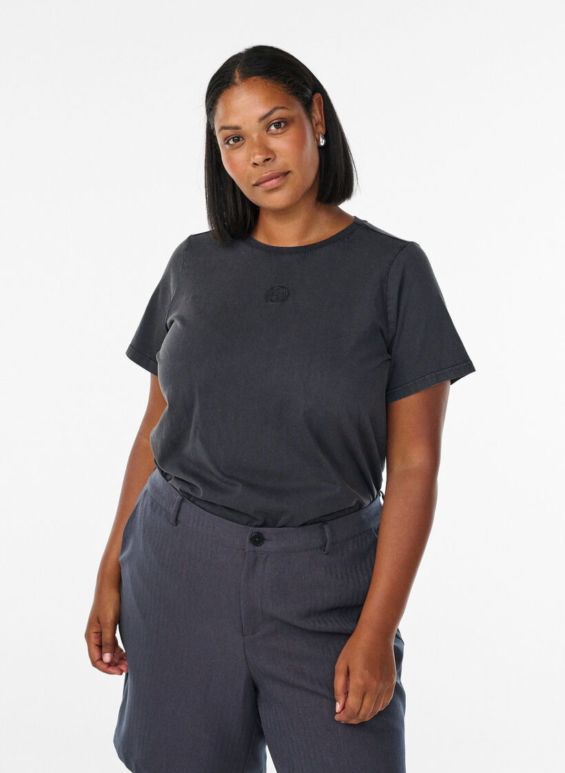 T-Shirt aus Bio-Baumwolle mit Washed-Look, Grau, Model