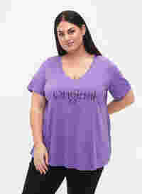 T-Shirt aus Baumwolle mit Druck und V-Ausschnitt , Deep Lavender ORI, Model