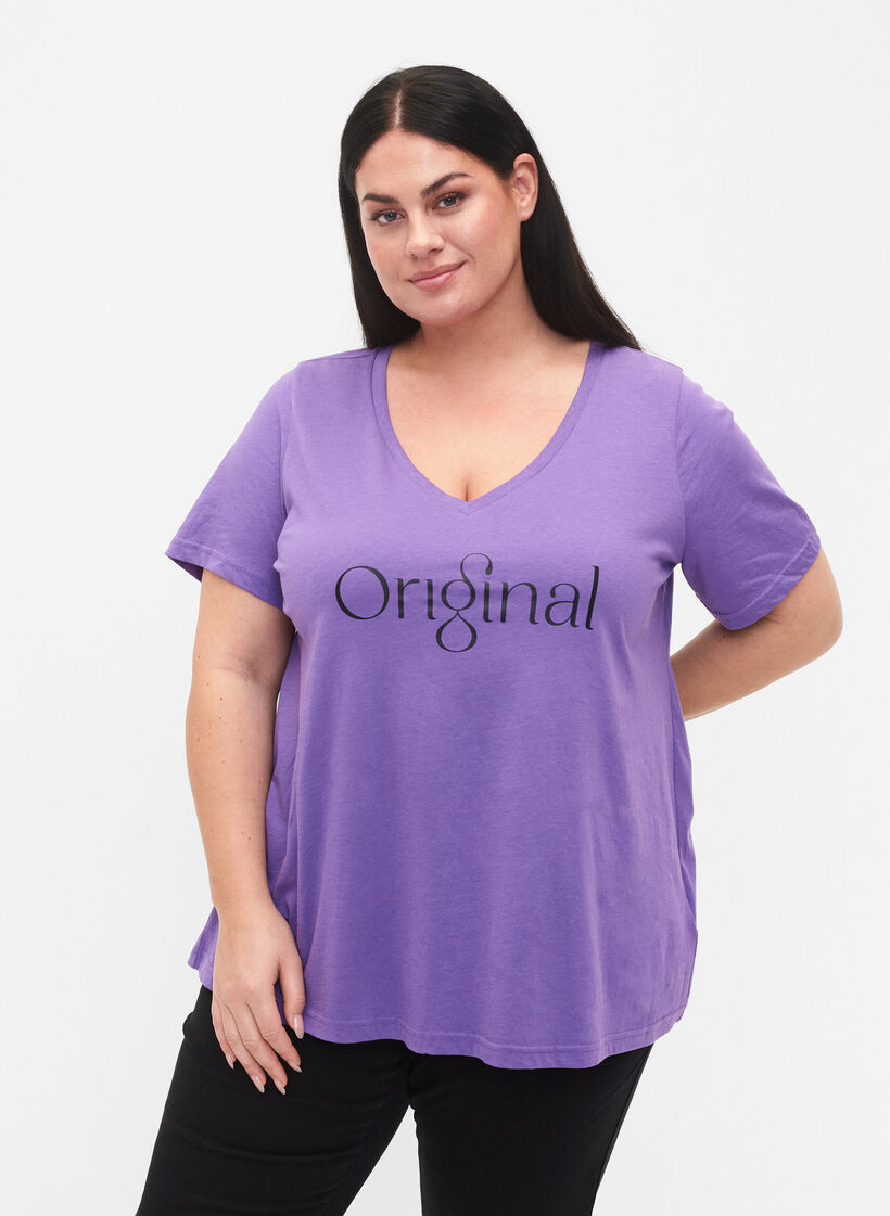 T-Shirt aus Baumwolle mit Druck und V-Ausschnitt , Deep Lavender ORI, Model