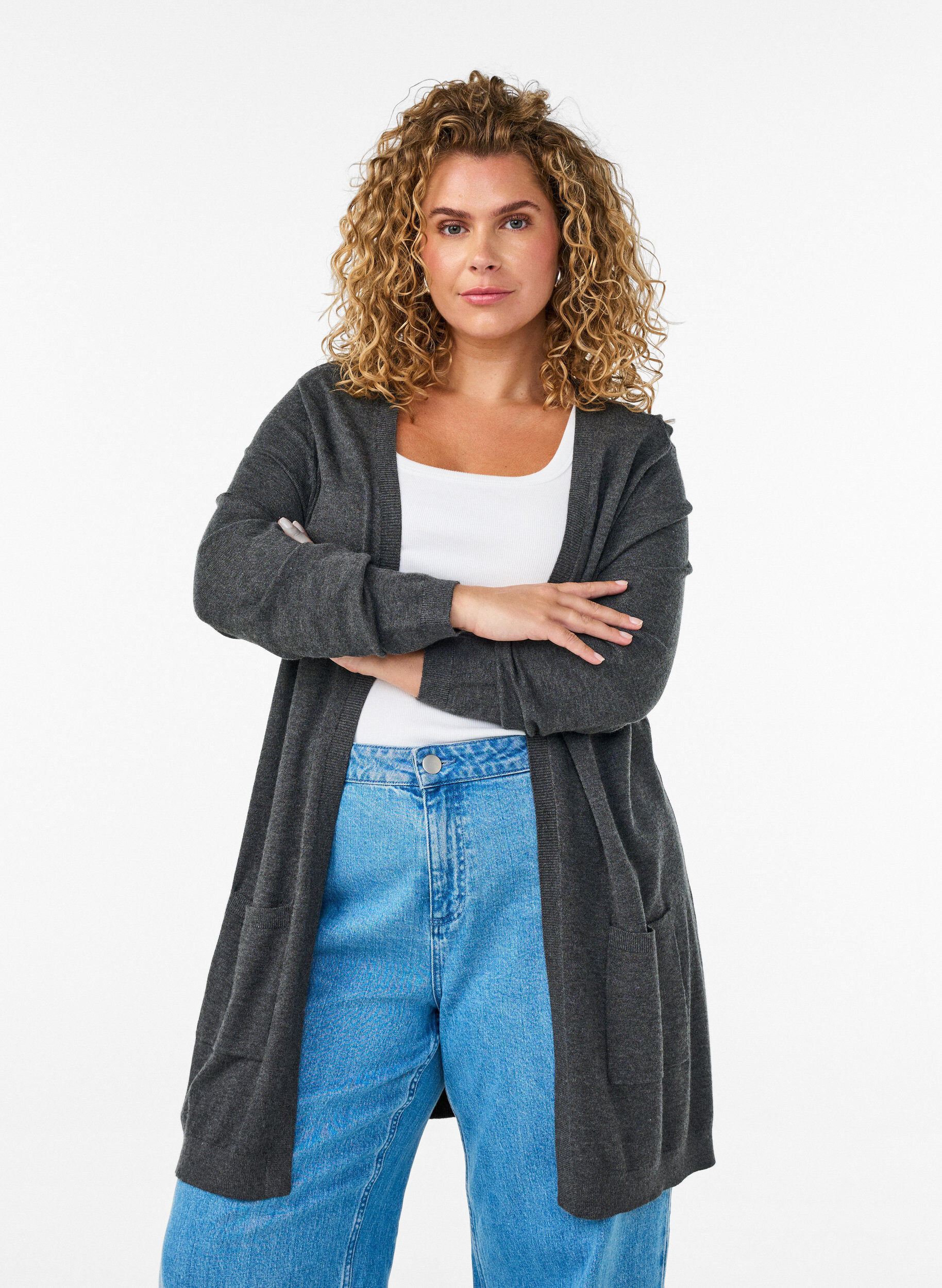 Lange Strickjacke aus einer Viskosemischung, Grau, Model