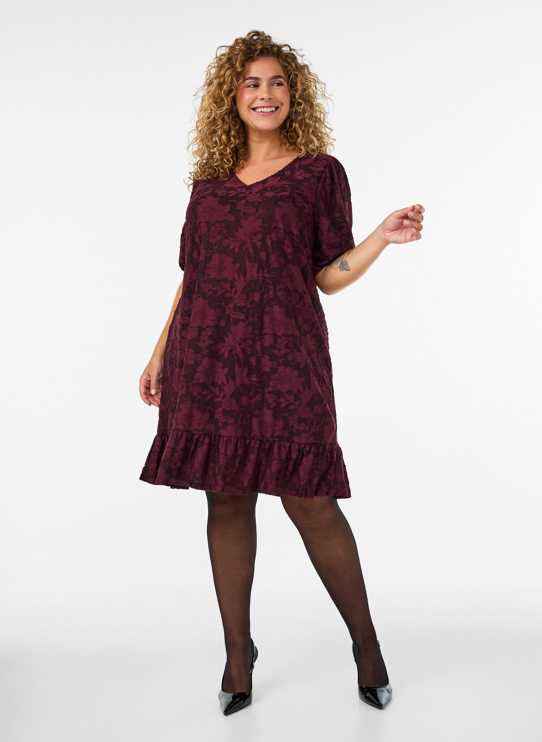 ZizziKleid mit floraler Struktur und R&uuml;schensaum, Rot, Model image number 1