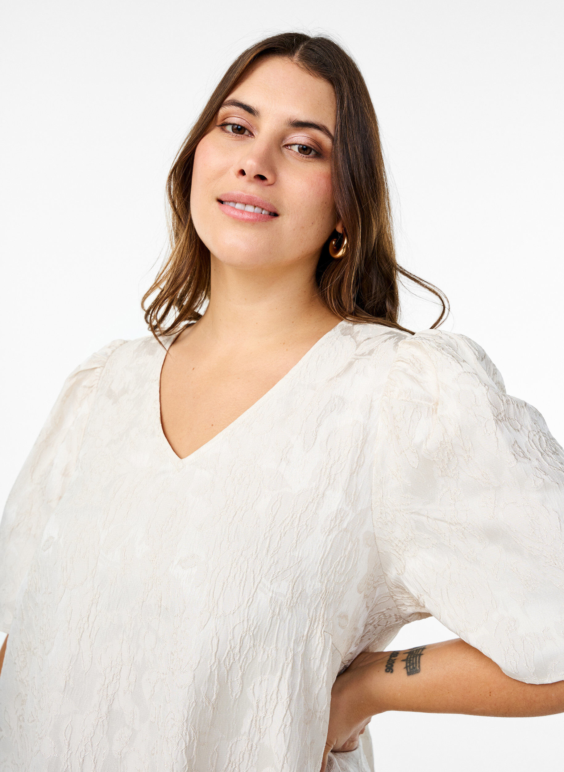 ZizziKnielanges Kleid aus Jacquard mit kurzen &Auml;rmeln, Whisper White, Model image number 2