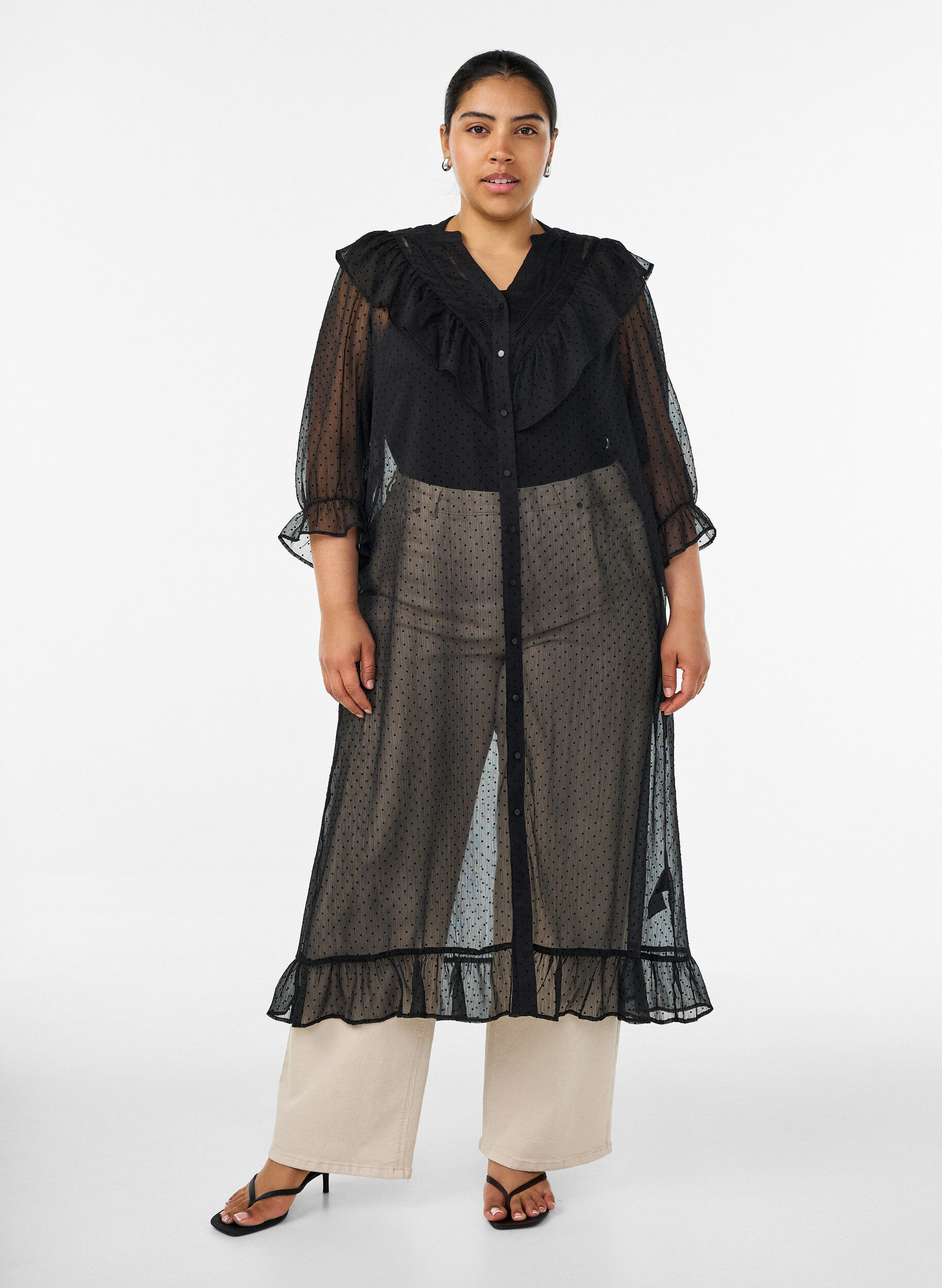 Midikleid aus einem leichten, transparenten Stoff mit Punkten und R&uuml;schen, Schwarz, Model