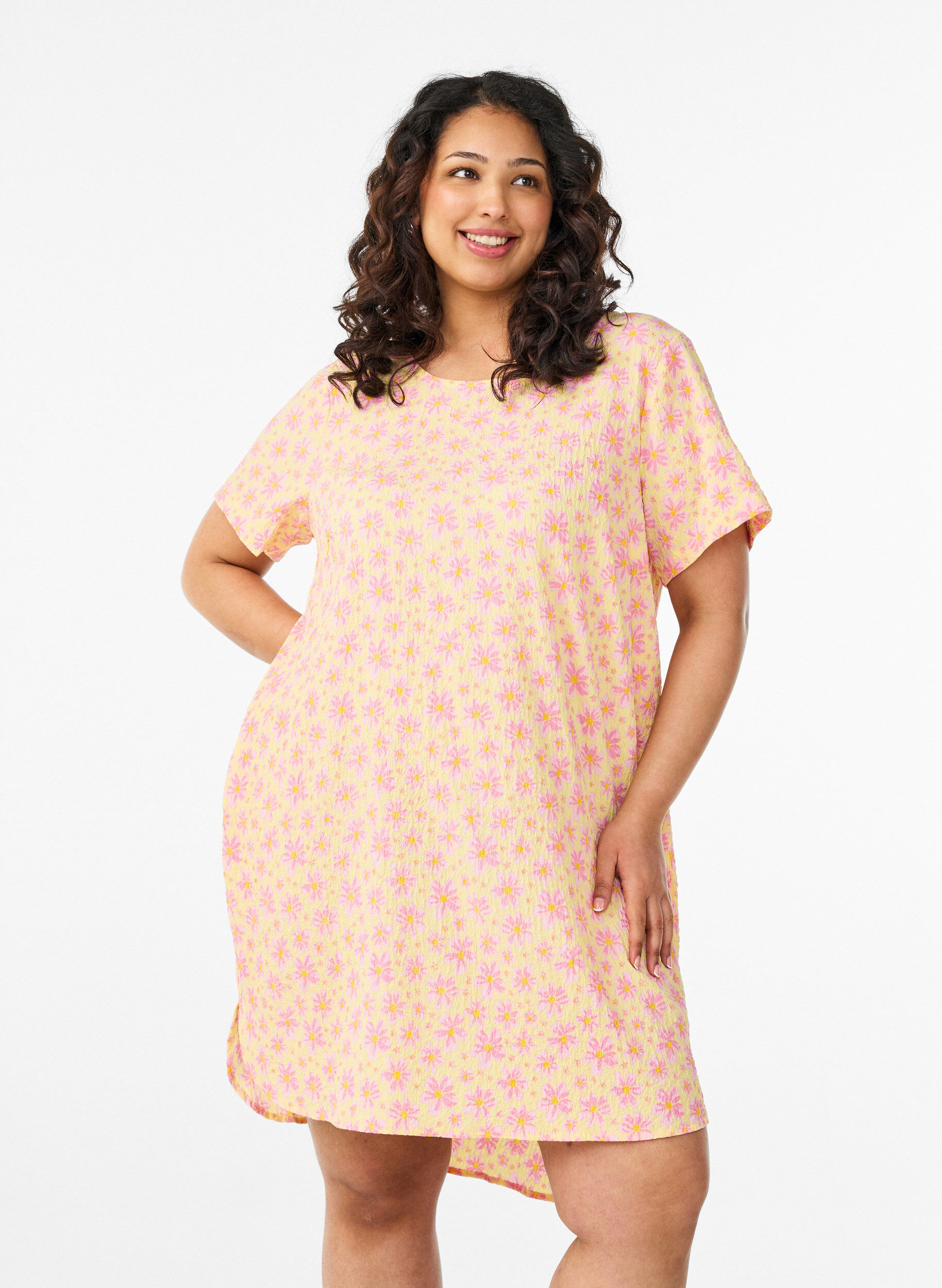 Kurzes Kleid mit gecrinkelter Textur und kurzen &Auml;rmeln, Gelb, Model