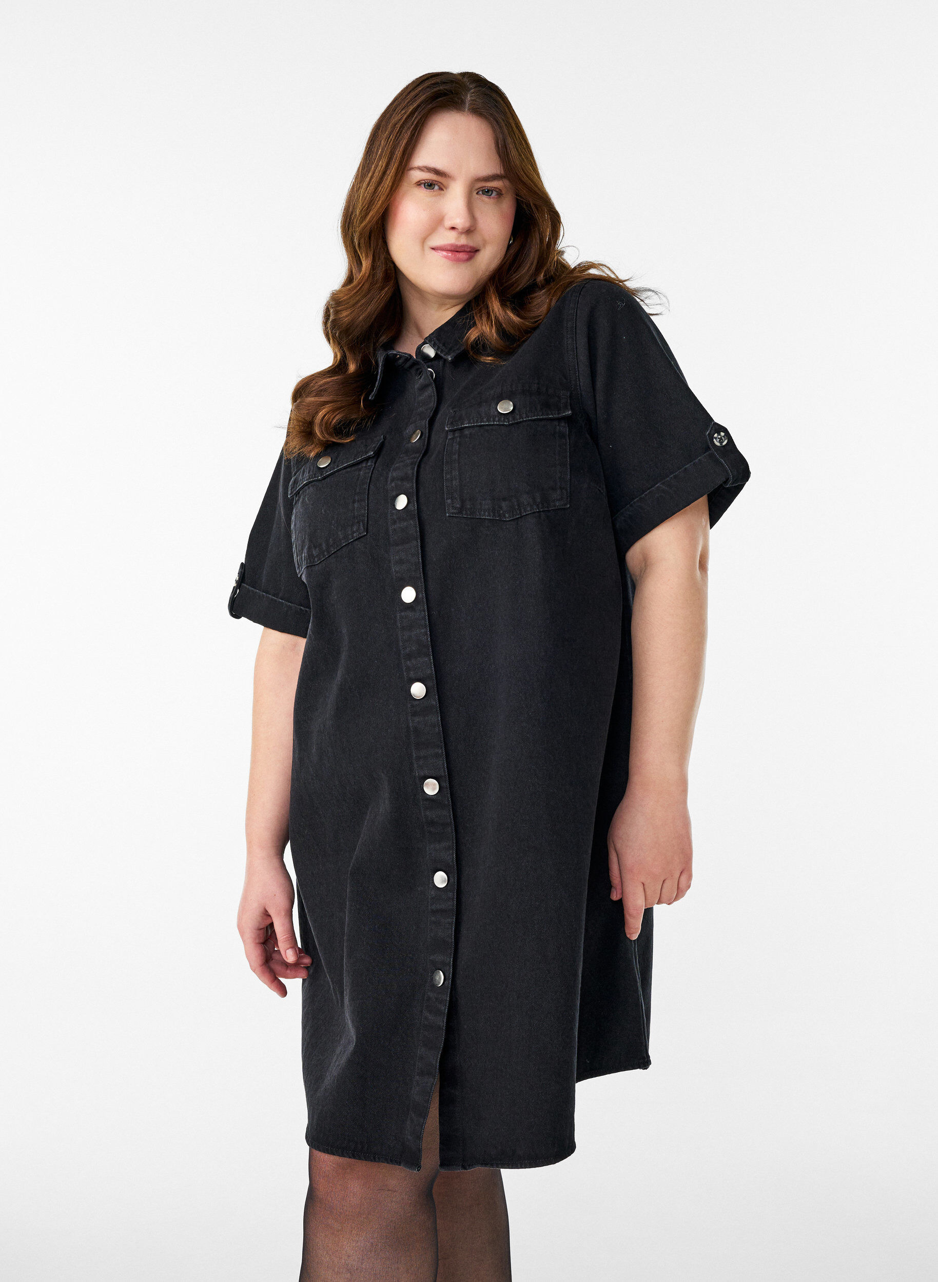 Denimkleid mit kurzen &Auml;rmeln und Kn&ouml;pfen, Schwarz, Model