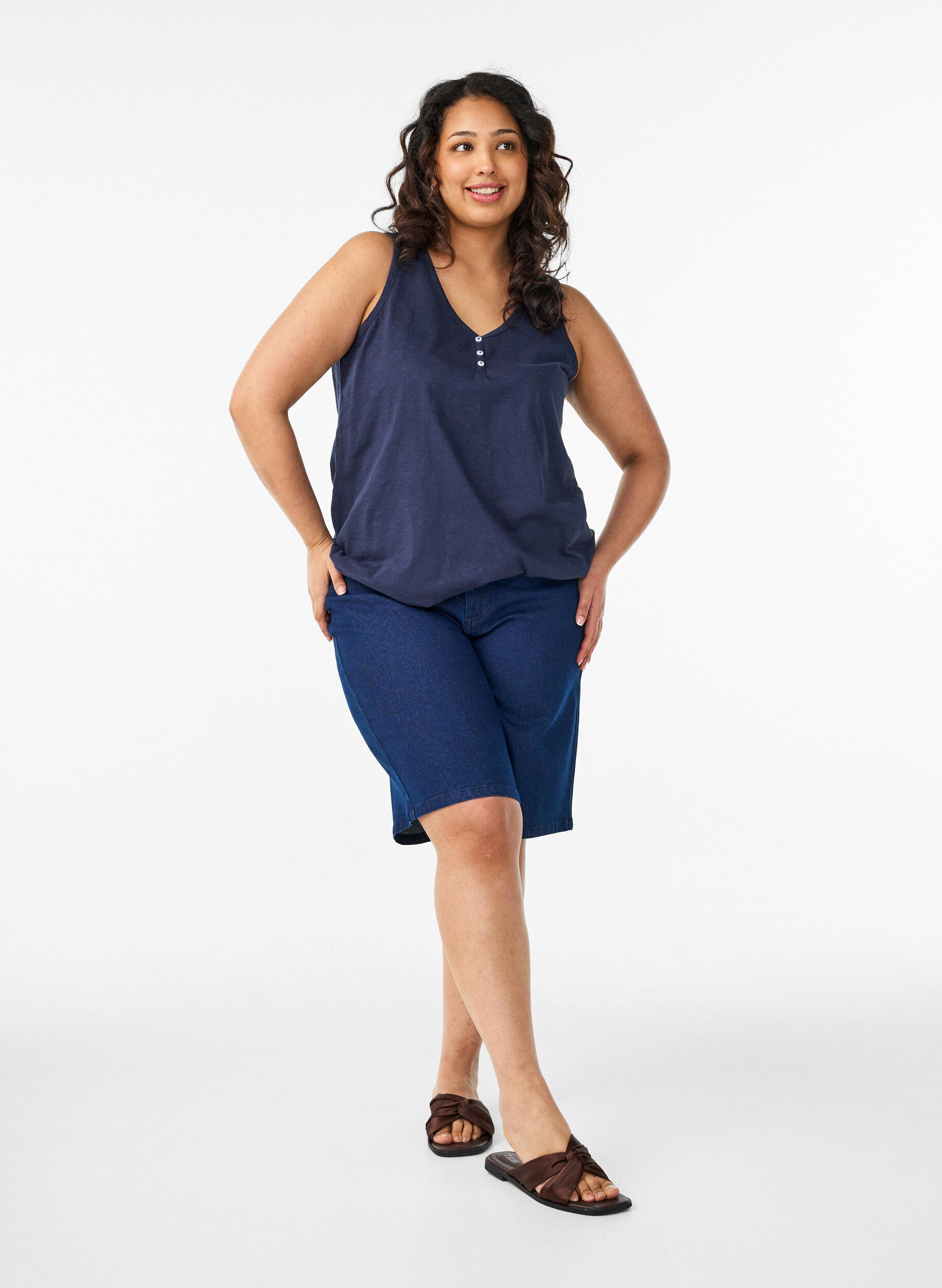 ZizziTanktop aus Bio-Baumwolle mit V-Ausschnitt und Kn&ouml;pfen, Blau, Model image number 1