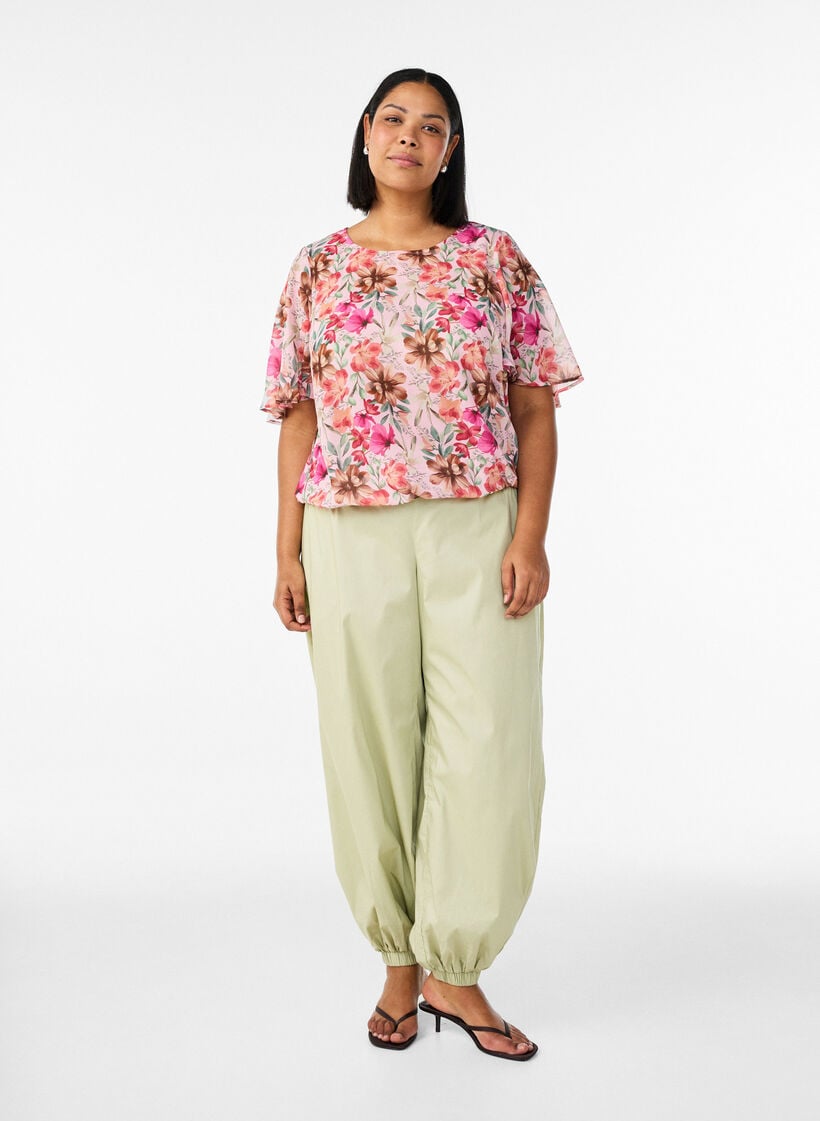 Gebl&uuml;mte Bluse mit kurzen &Auml;rmeln und Smock-Details, Rot, Model image number 1