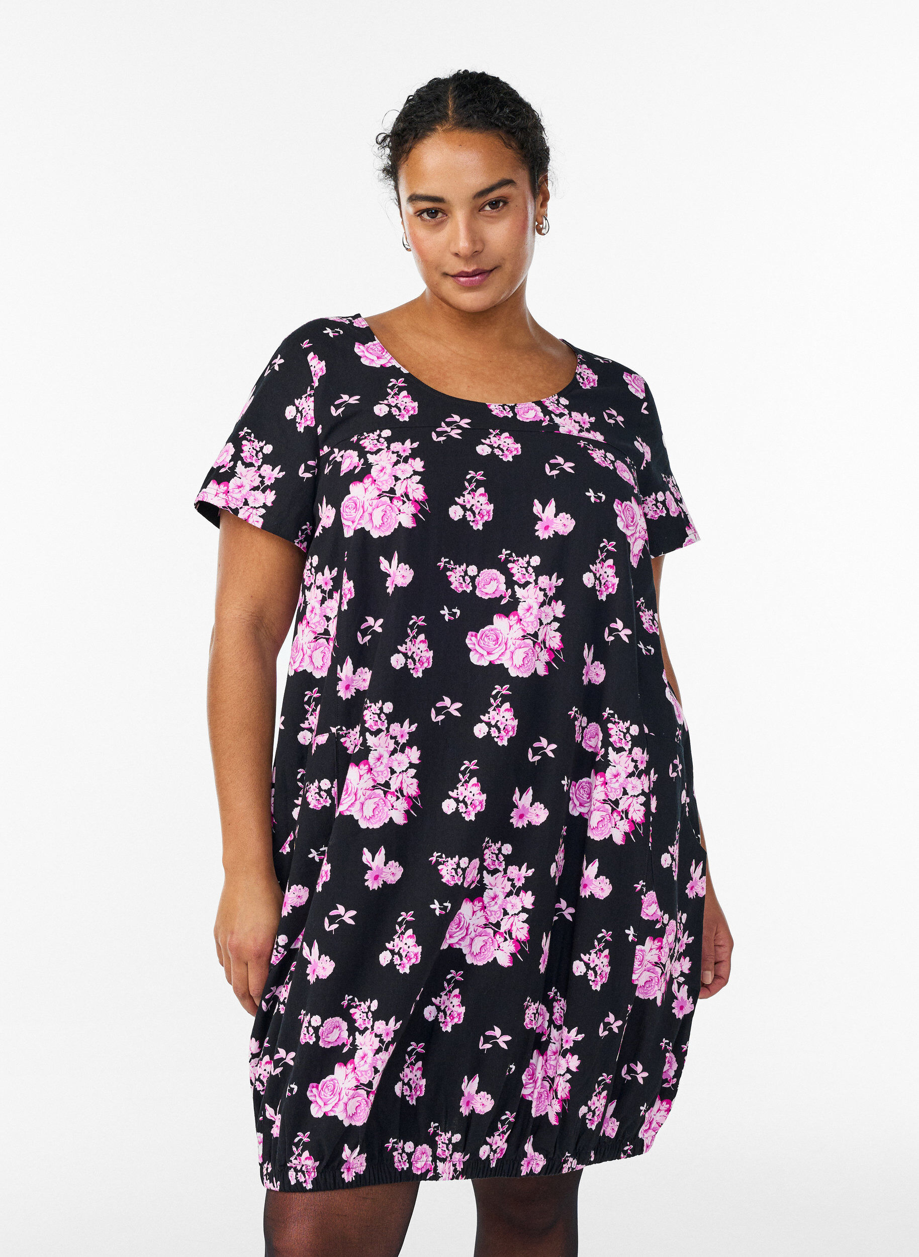 Kurz&auml;rmliges Baumwollkleid mit Print, Schwarz, Model