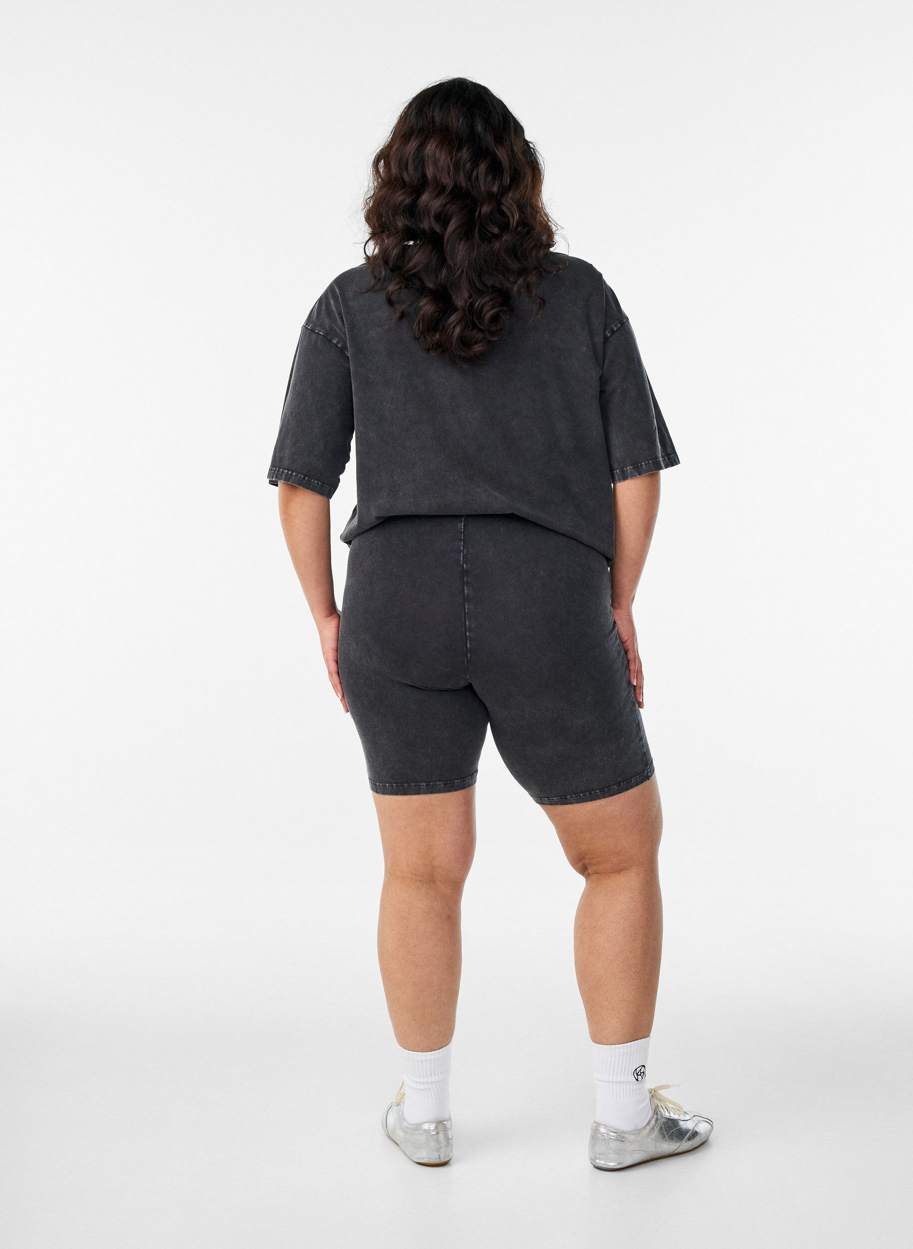 ZizziEng anliegende Shorts aus Jersey in Washed-Optik, Schwarz, Model image number 2