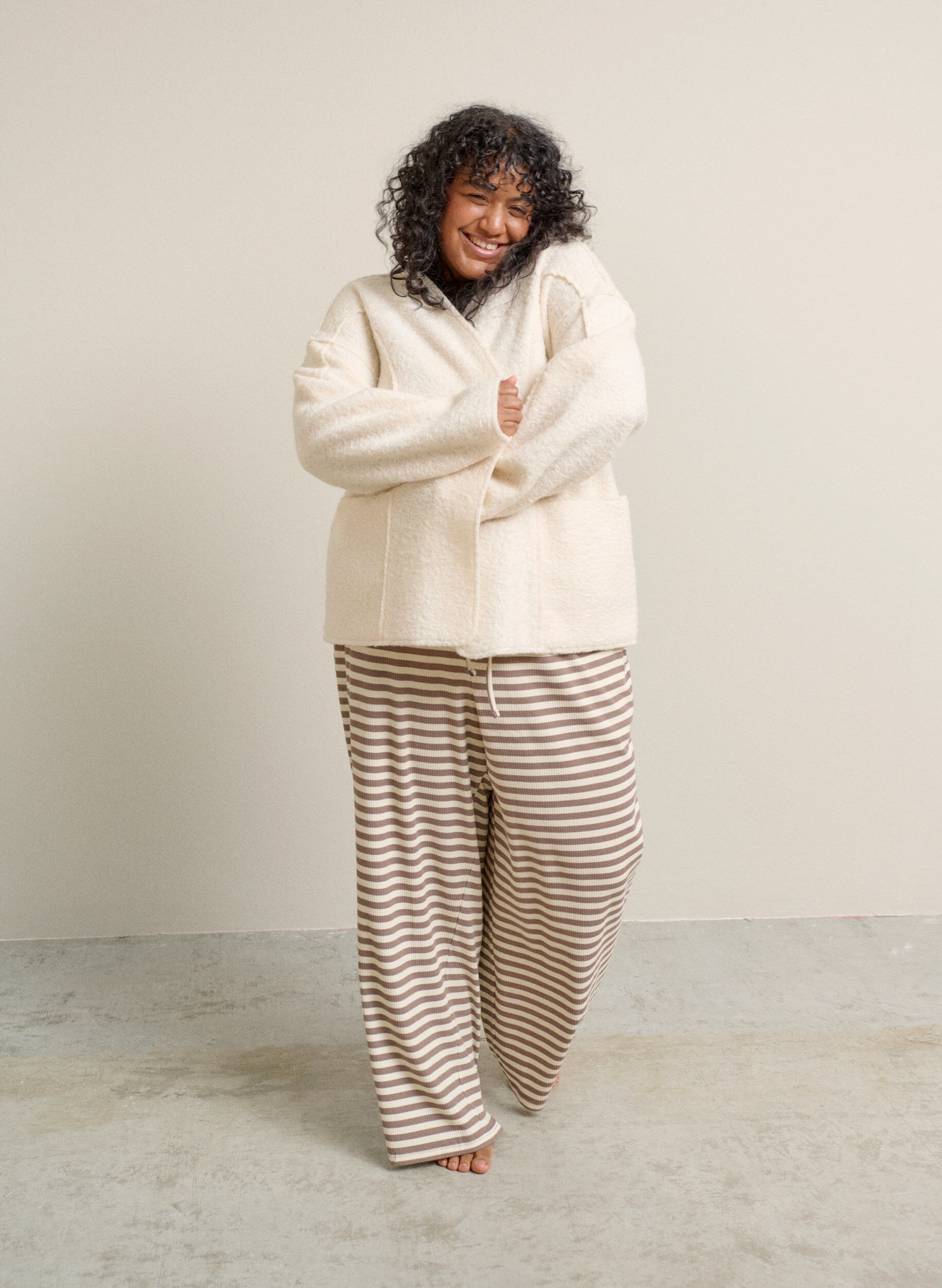 ZizziGestreifte Schlafanzughose mit hoher Taille und weiten Beinen, Beige, Image image number 0