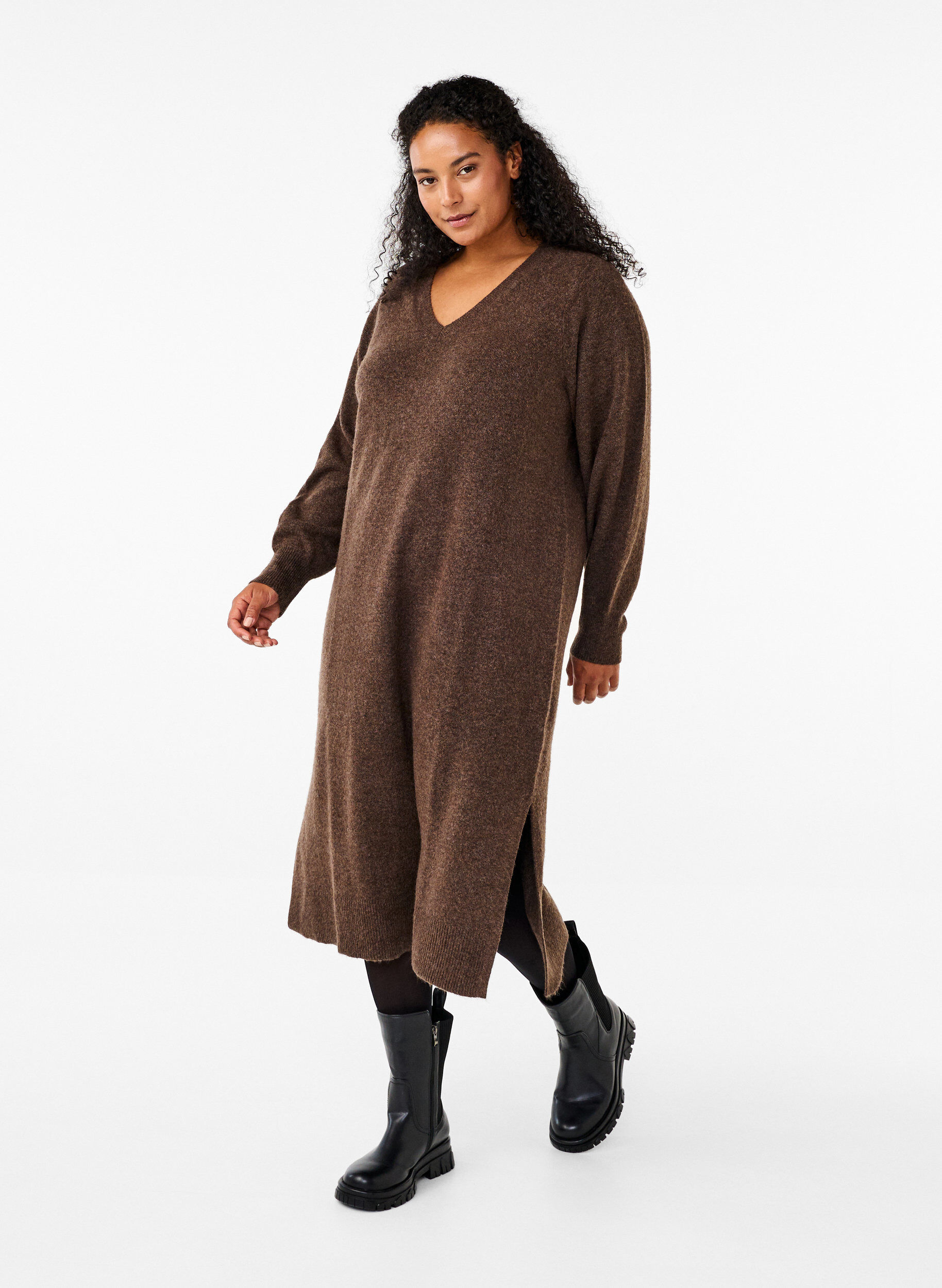 Lang&auml;rmliges Strickkleid mit V-Ausschnitt, Braun, Model