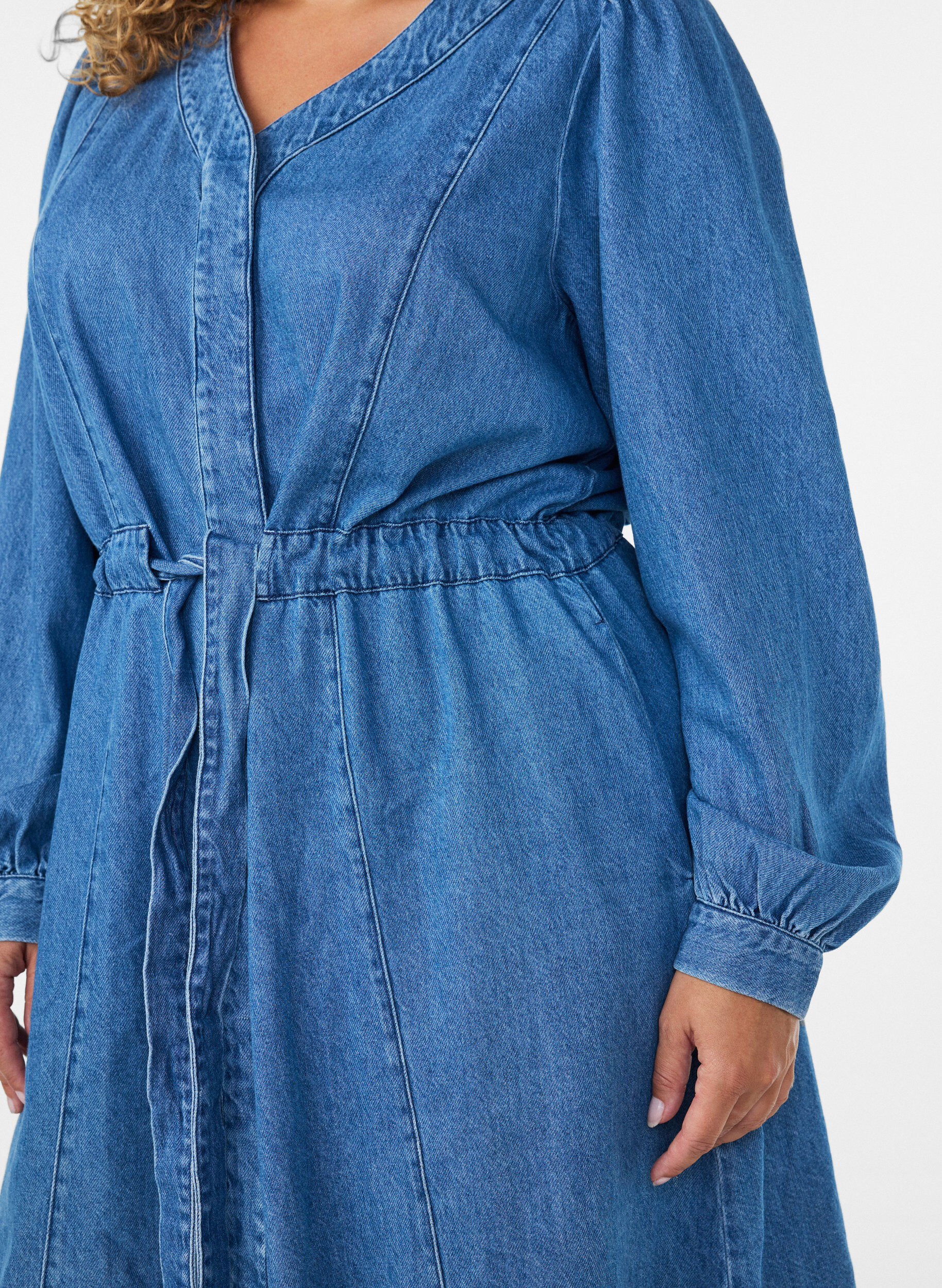 ZizziJeanskleid mit V-Ausschnitt und Bindeg&uuml;rtel, Blau, Model image number 3