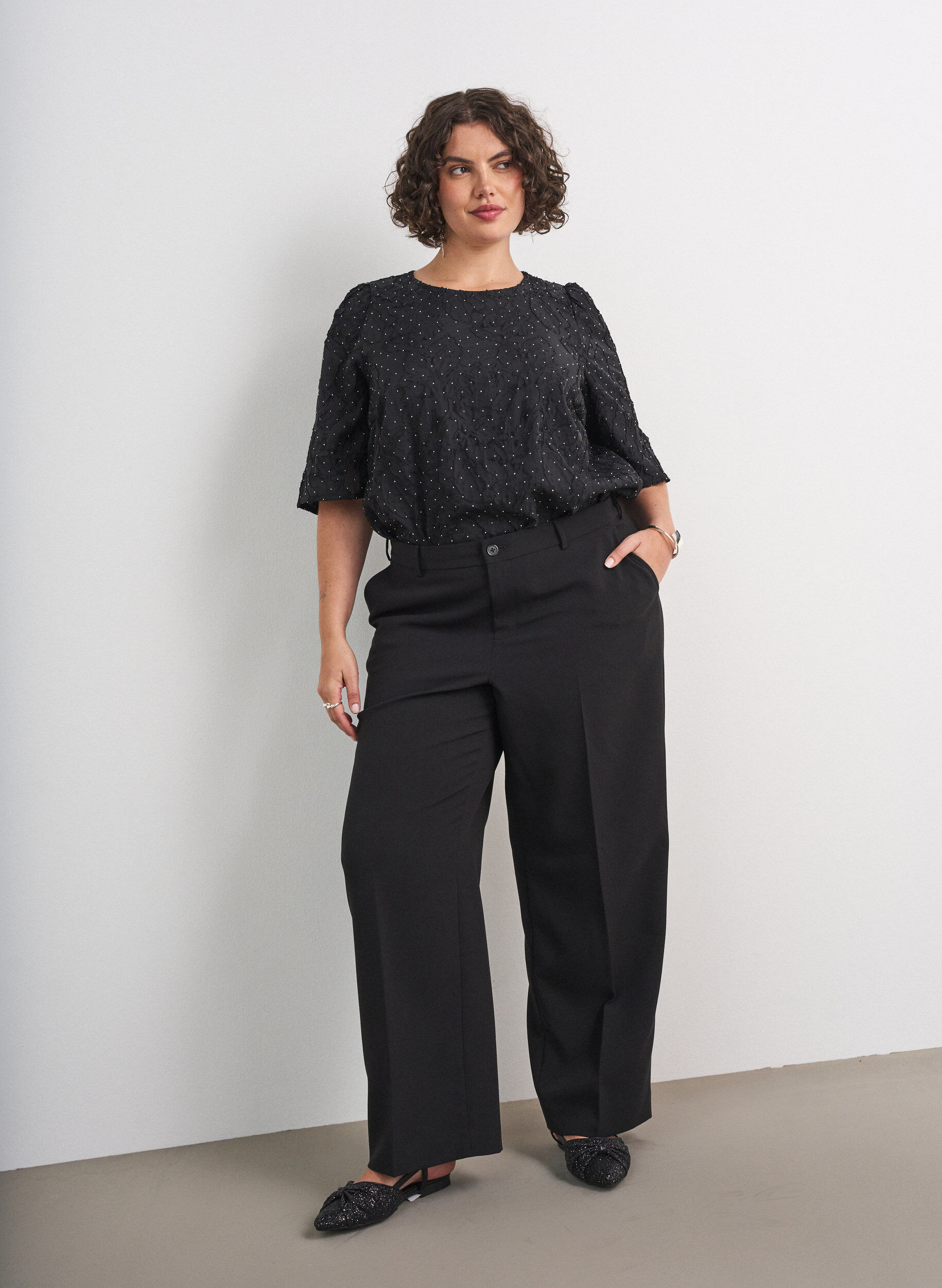 ZizziJacquardbluse mit funkelnden Details und Puff&auml;rmeln, Schwarz, Model image number 1