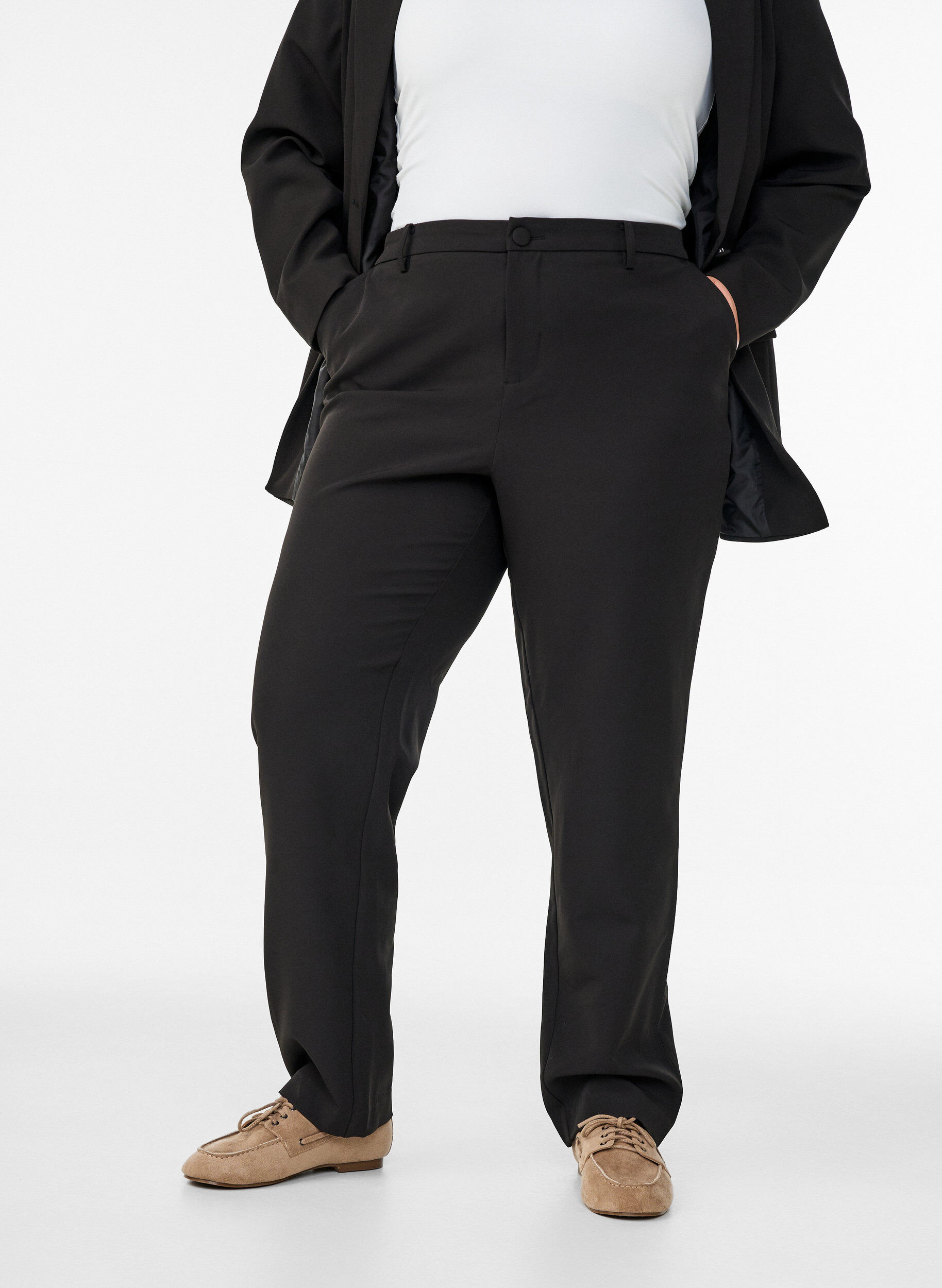 ZizziHose mit Taschen und geraden Beinen, Schwarz, Model image number 2