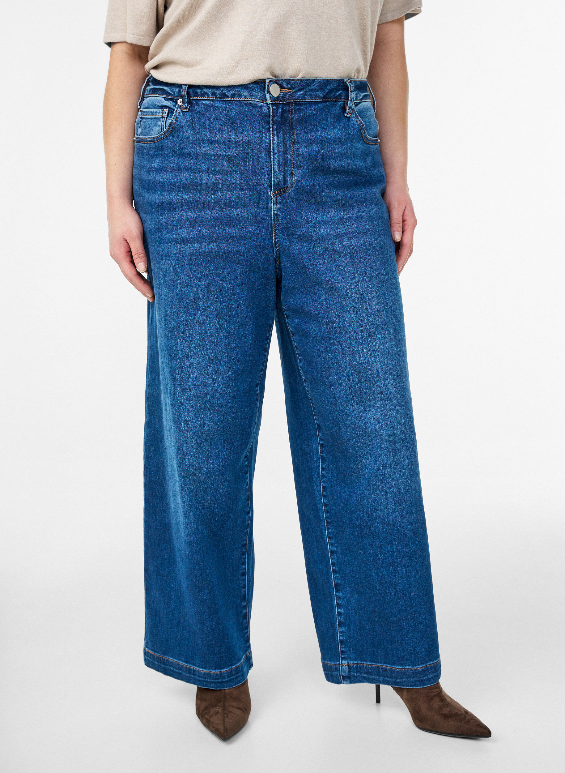 ZizziKiana Jeans mit Straight Fit und hoher Taille, Blau, Model image number 2