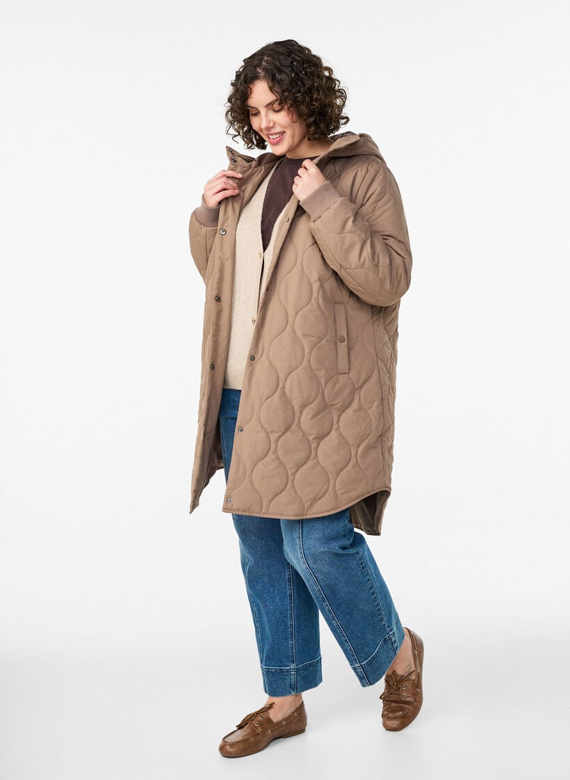 Mittellange Steppjacke mit Kapuze, Braun, Model
