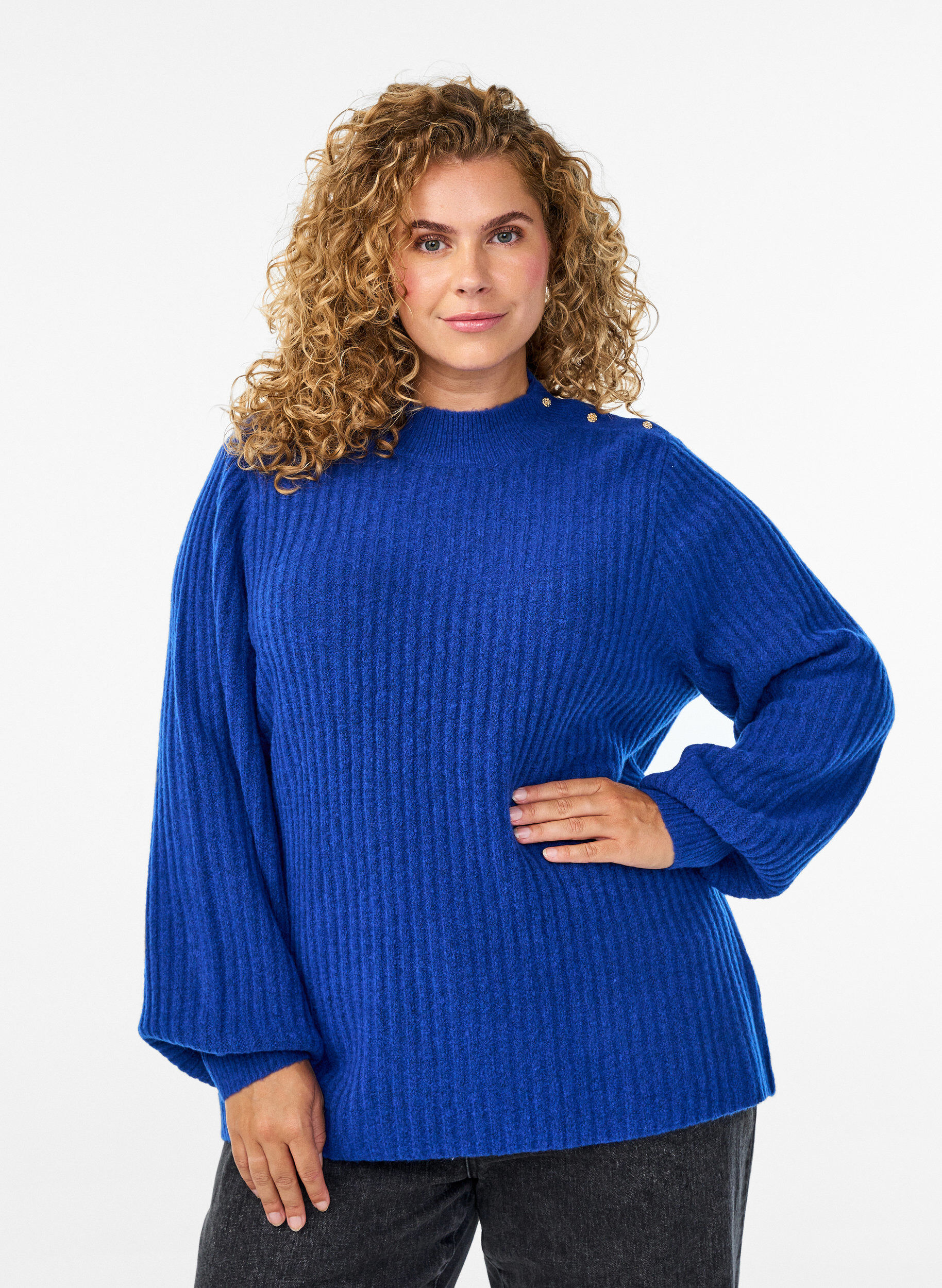 Pullover aus Rippstrick mit Puff&auml;rmeln und Kn&ouml;pfen, Blau, Model