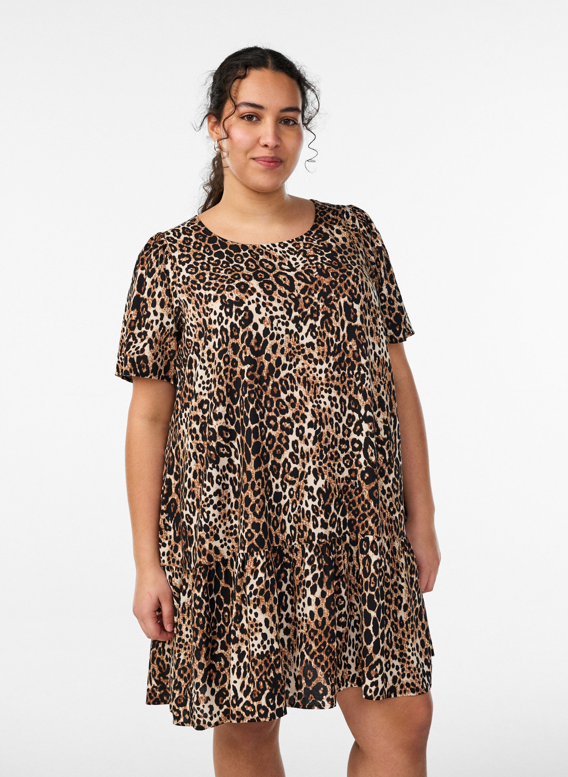 Kleid aus Viskose mit Schnittlinie, Braun, Model