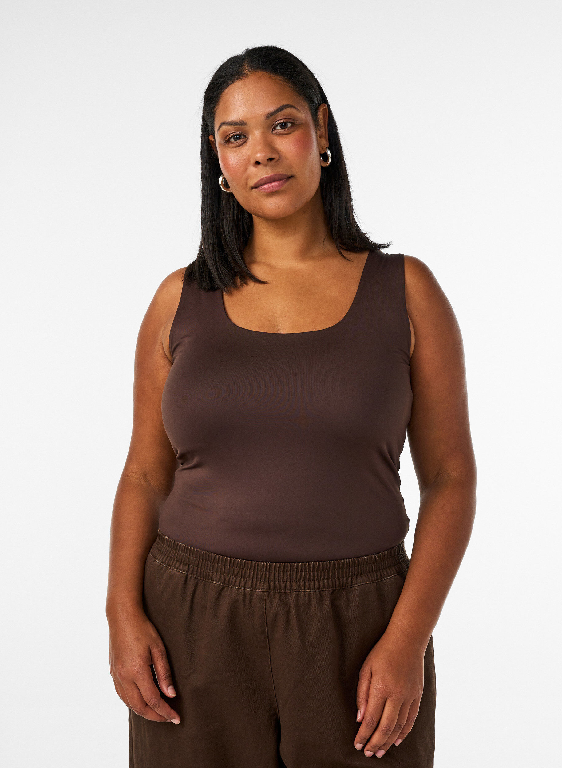 Figurbetontes Basic-Top aus glattem Stoff, Braun, Model