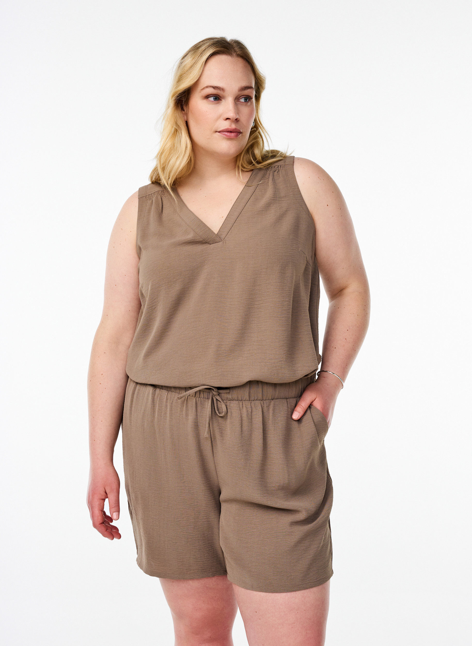 ZizziKurze Hose mit Taschen und elastischem Bund, Braun, Model image number 0