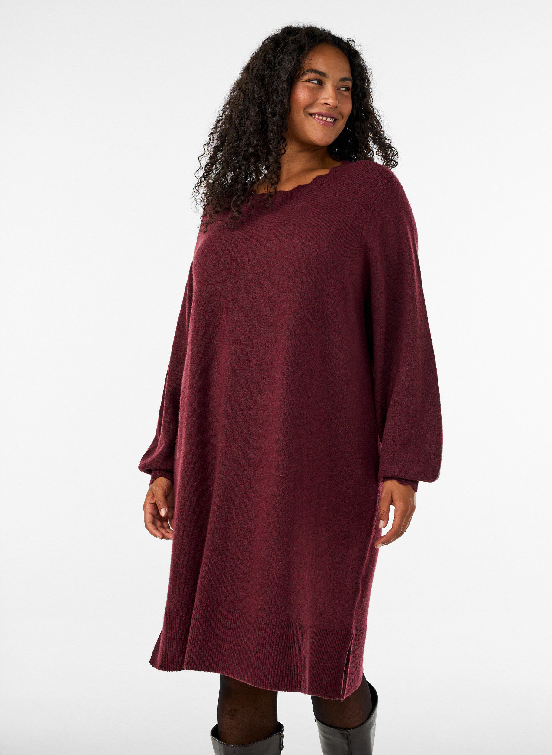 Gestricktes Minikleid mit gewelltem Saum und Schlitzen, Rot, Model
