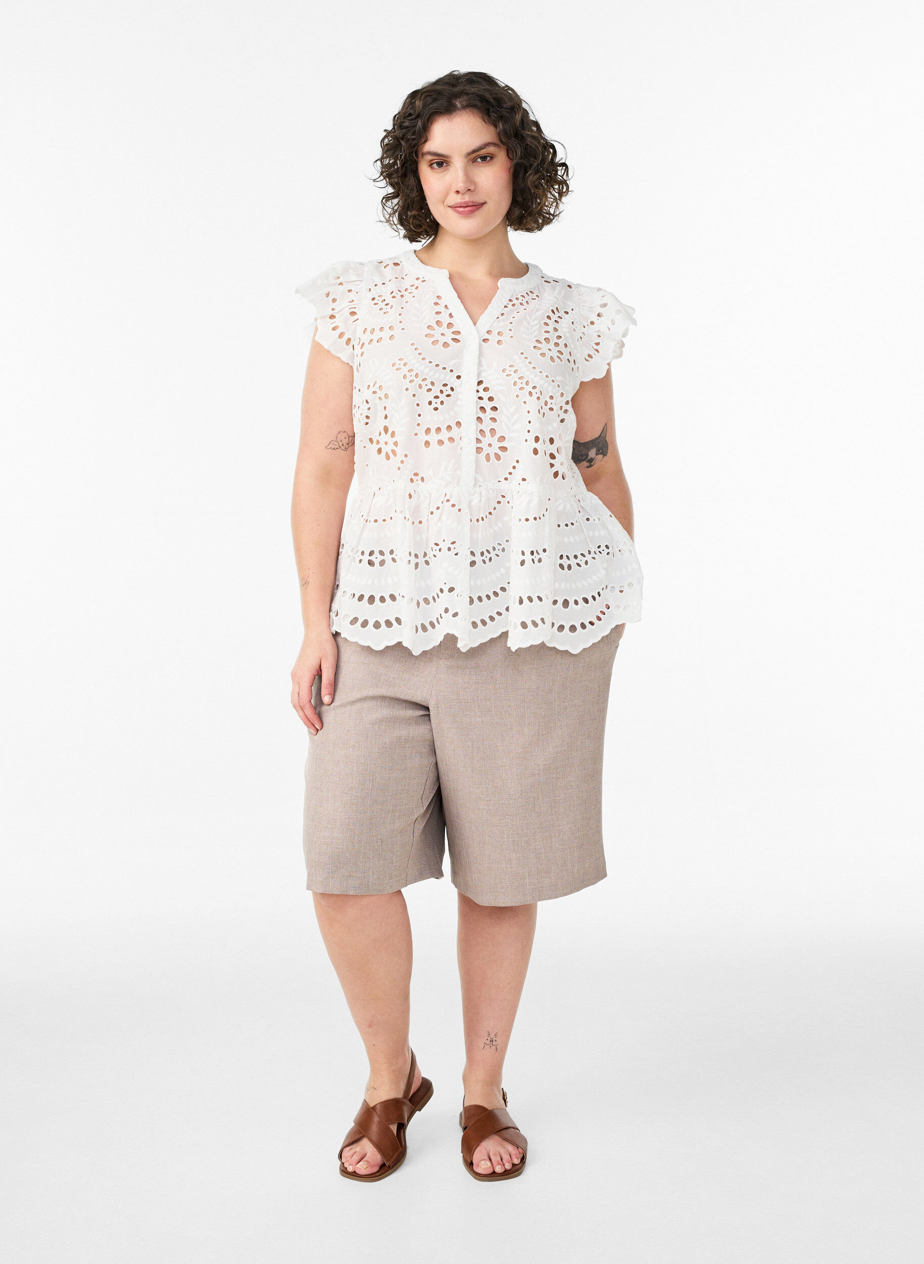 Zizzi&Auml;rmellose Bluse aus Lochstickerei mit R&uuml;schen, Wei&szlig;, Model image number 1