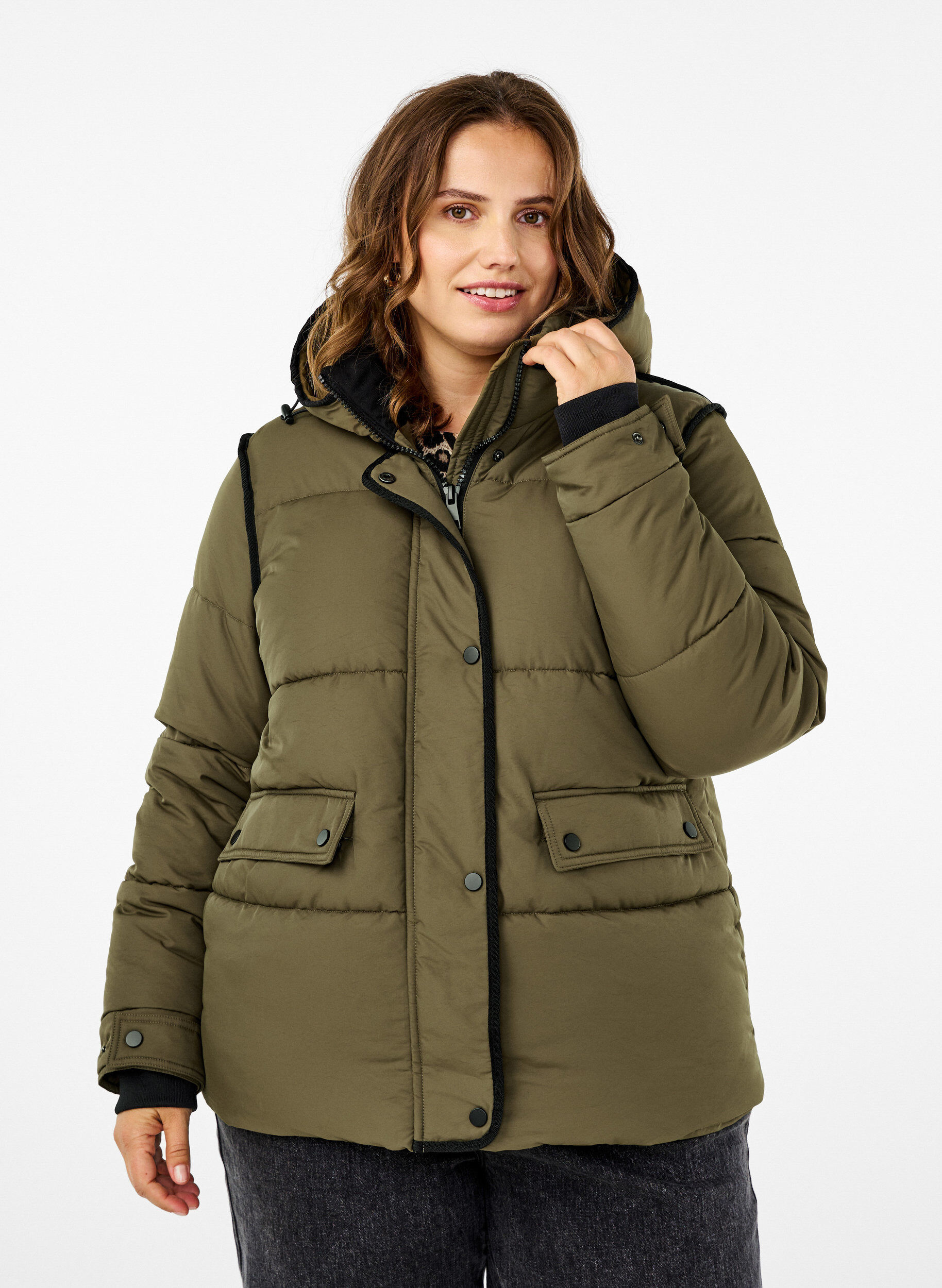 Kurze Steppjacke mit Kontrastdetails, Gr&uuml;n, Model