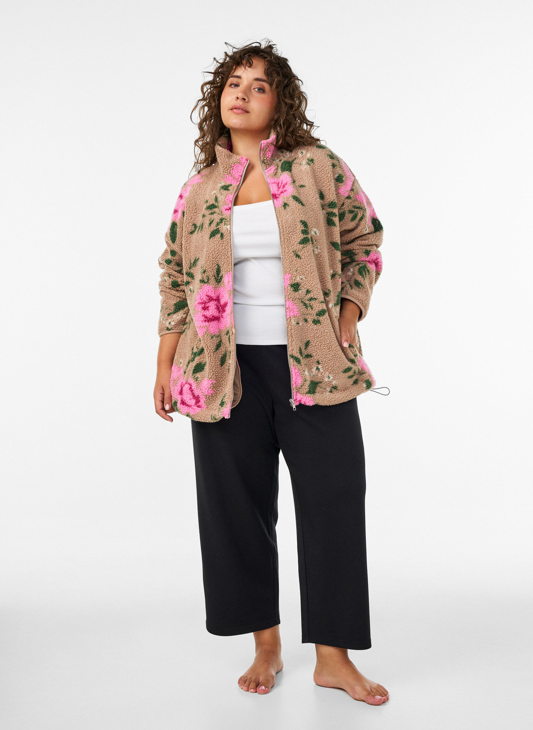 ZizziGebl&uuml;mte Fleecejacke mit hohem Kragen und Rei&szlig;verschluss, Beige, Model image number 1