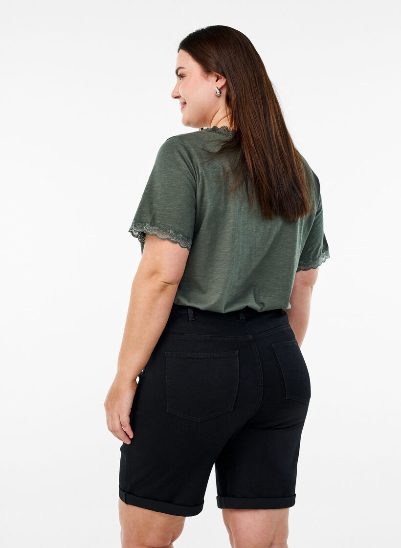 Eng anliegende Jeansshorts mit hoher Taille, Schwarz, Model image number 2