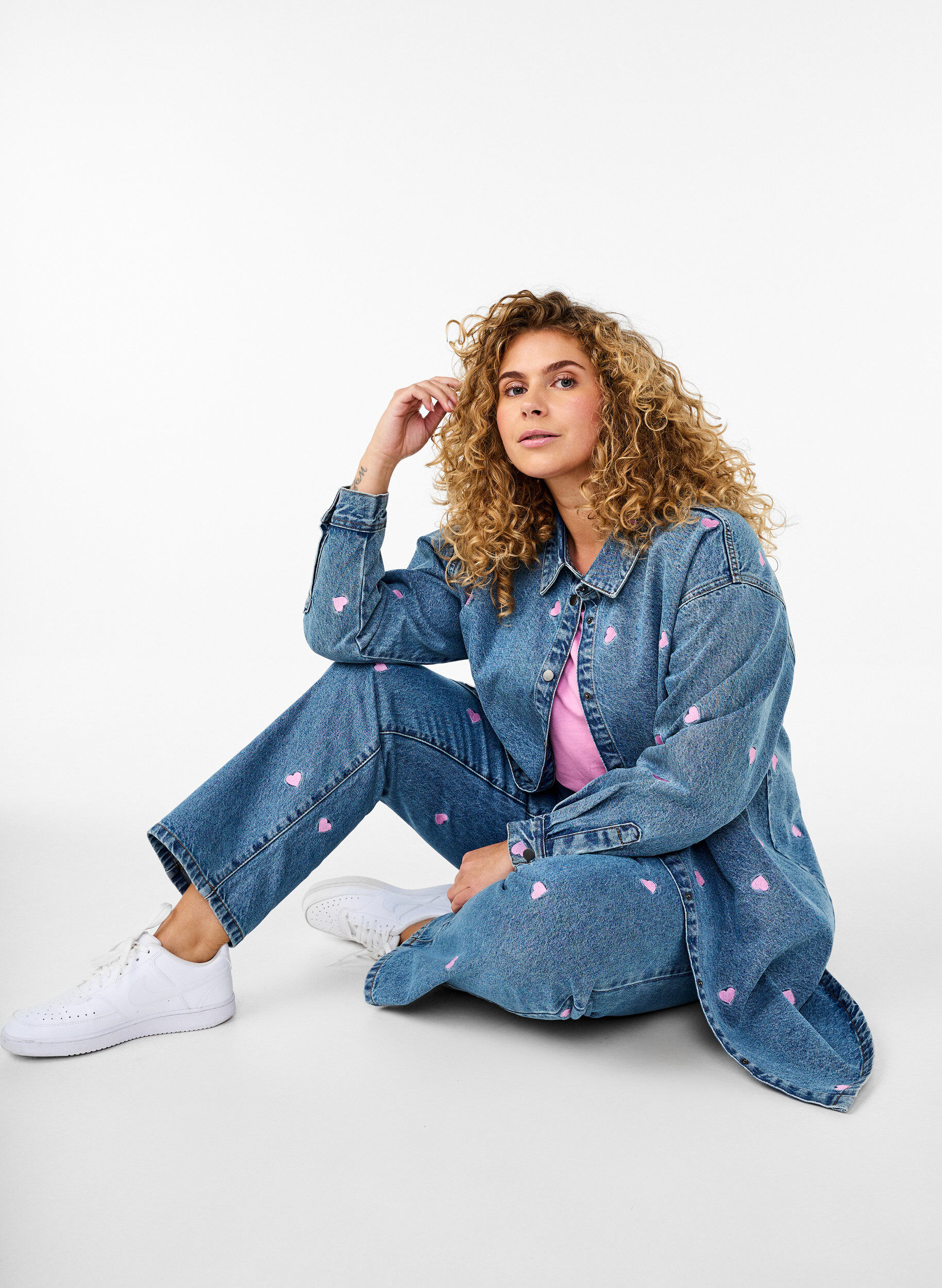 ZizziLocker geschnittene Jeansbluse mit aufgestickten Herzen, Light Blue Heart, Image image number 0