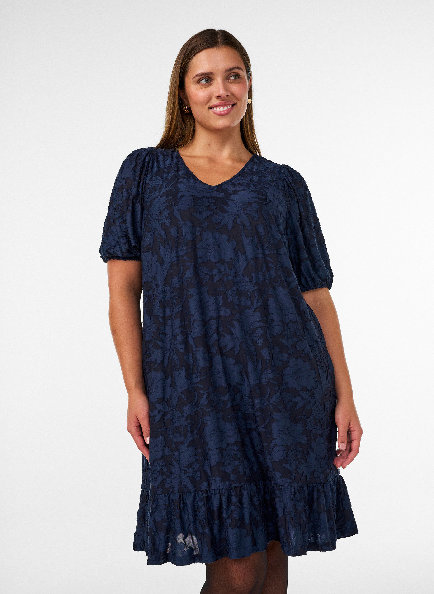 ZizziKleid mit floraler Struktur und R&uuml;schenbesatz, Blau, Model image number 0