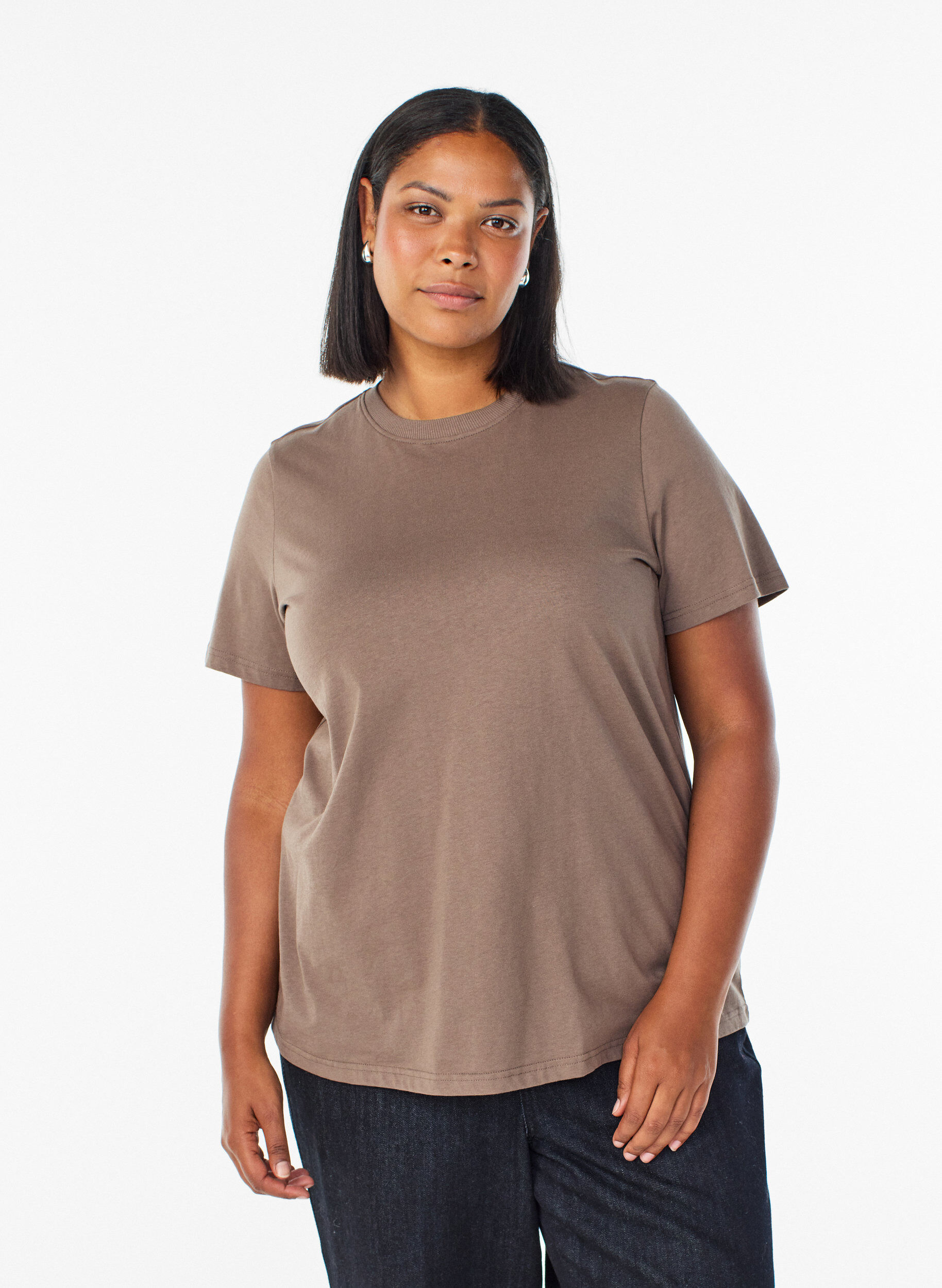 Basic-T-Shirt aus Baumwolle mit Rundhalsausschnitt, Braun, Model
