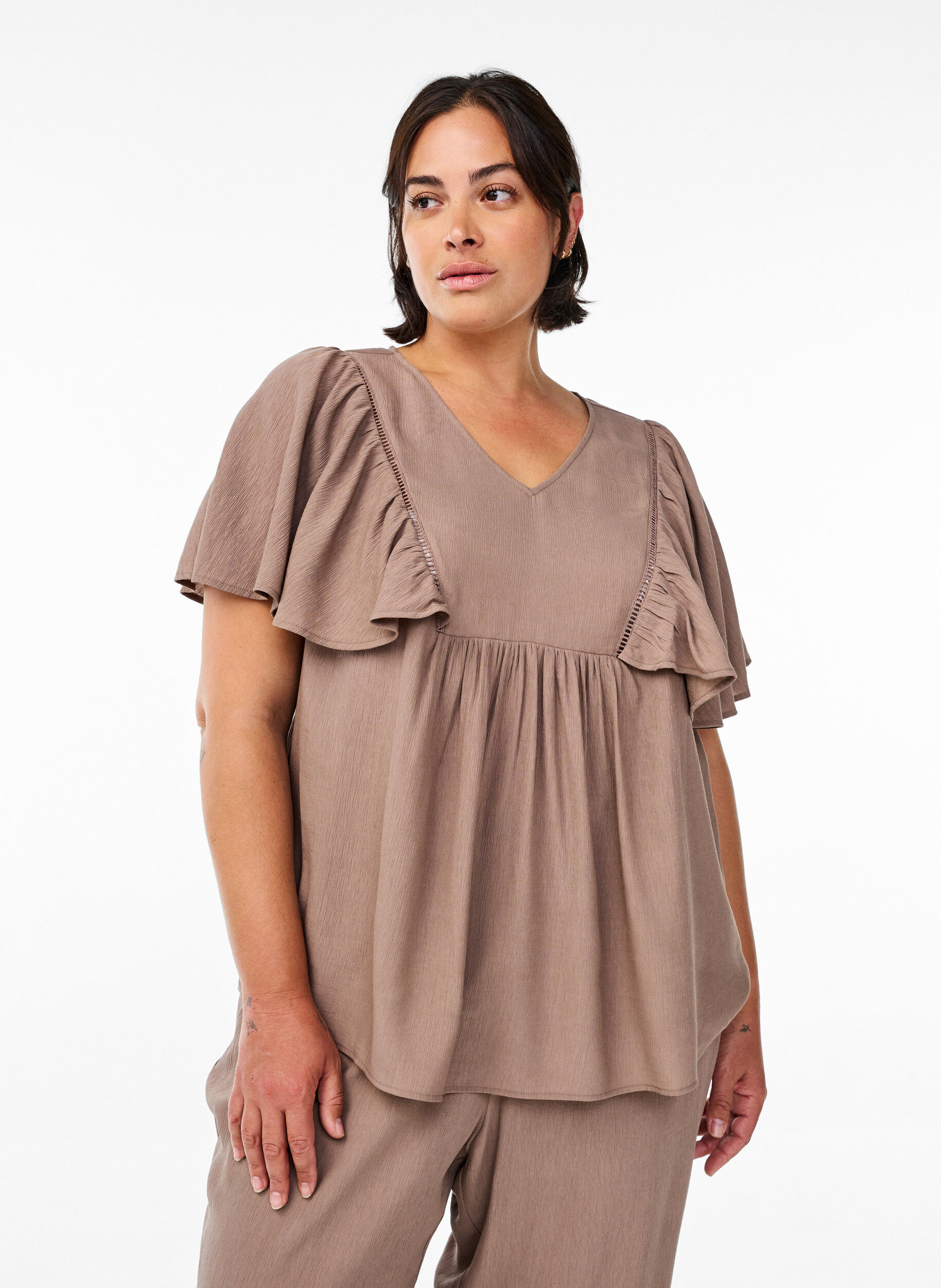 Bluse mit kurzen R&uuml;schen&auml;rmeln, Braun, Model