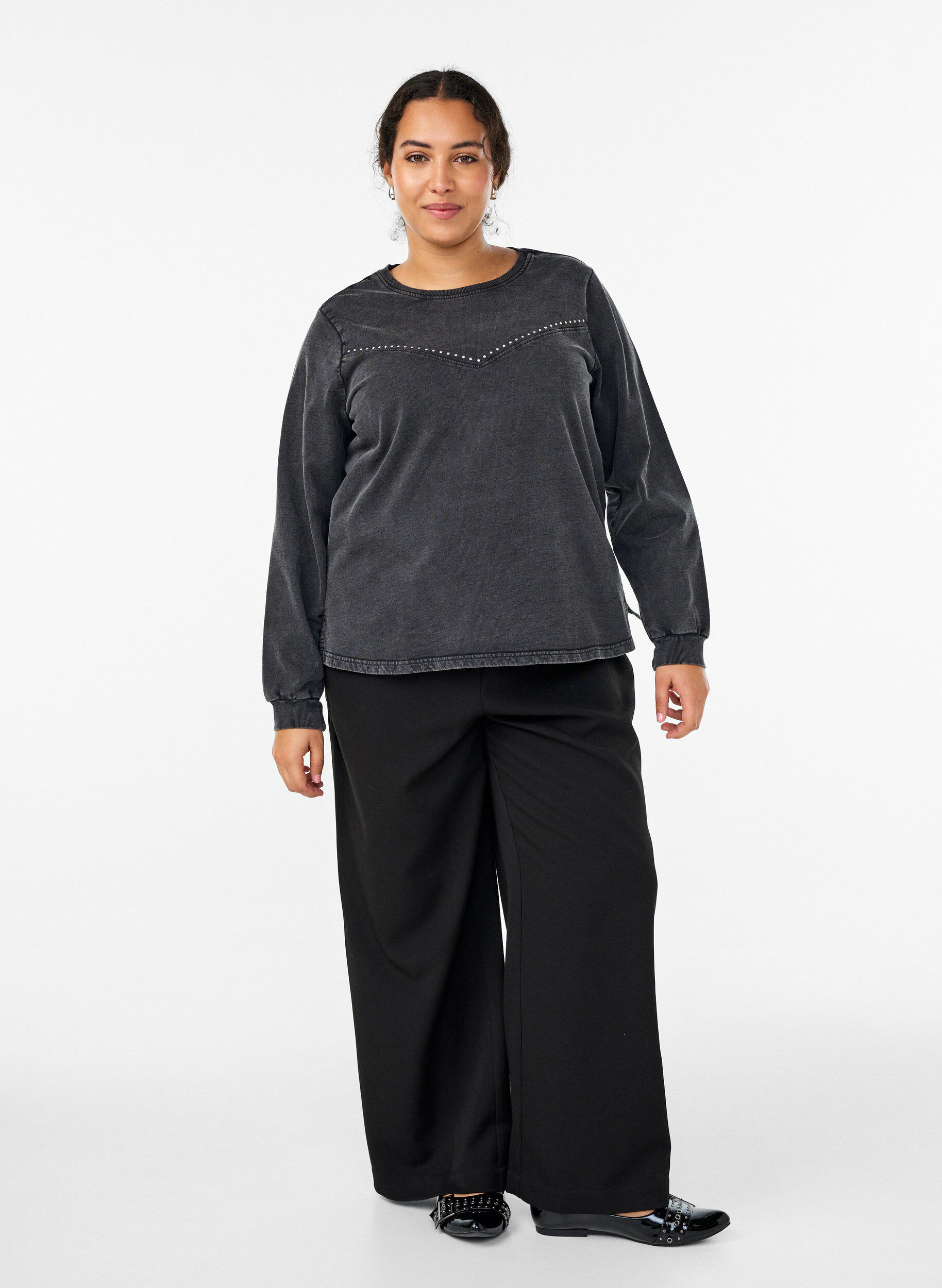 ZizziSweatshirt mit Strasssteinen und Washed-Optik, Grau, Model image number 1