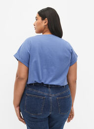 Kurzärmeliges T-Shirt aus einer Baumwollmischung, Moonlight Blue, Model