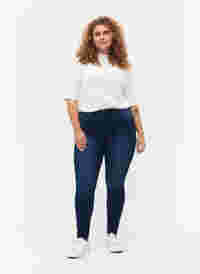 Super Slim Amy Jeans mit hoher Taille, Blue denim, Model