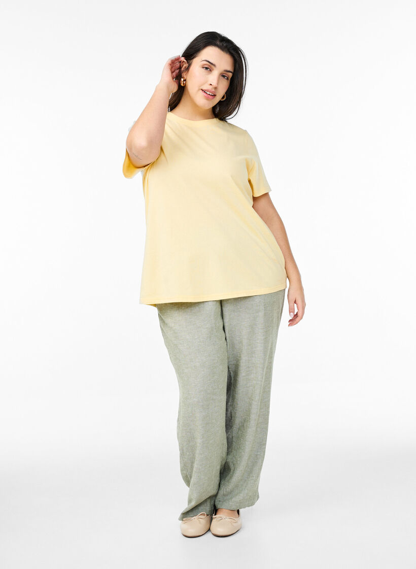 Basic-T-Shirt aus Baumwolle mit Rundhalsausschnitt, Gelb, Model image number 1