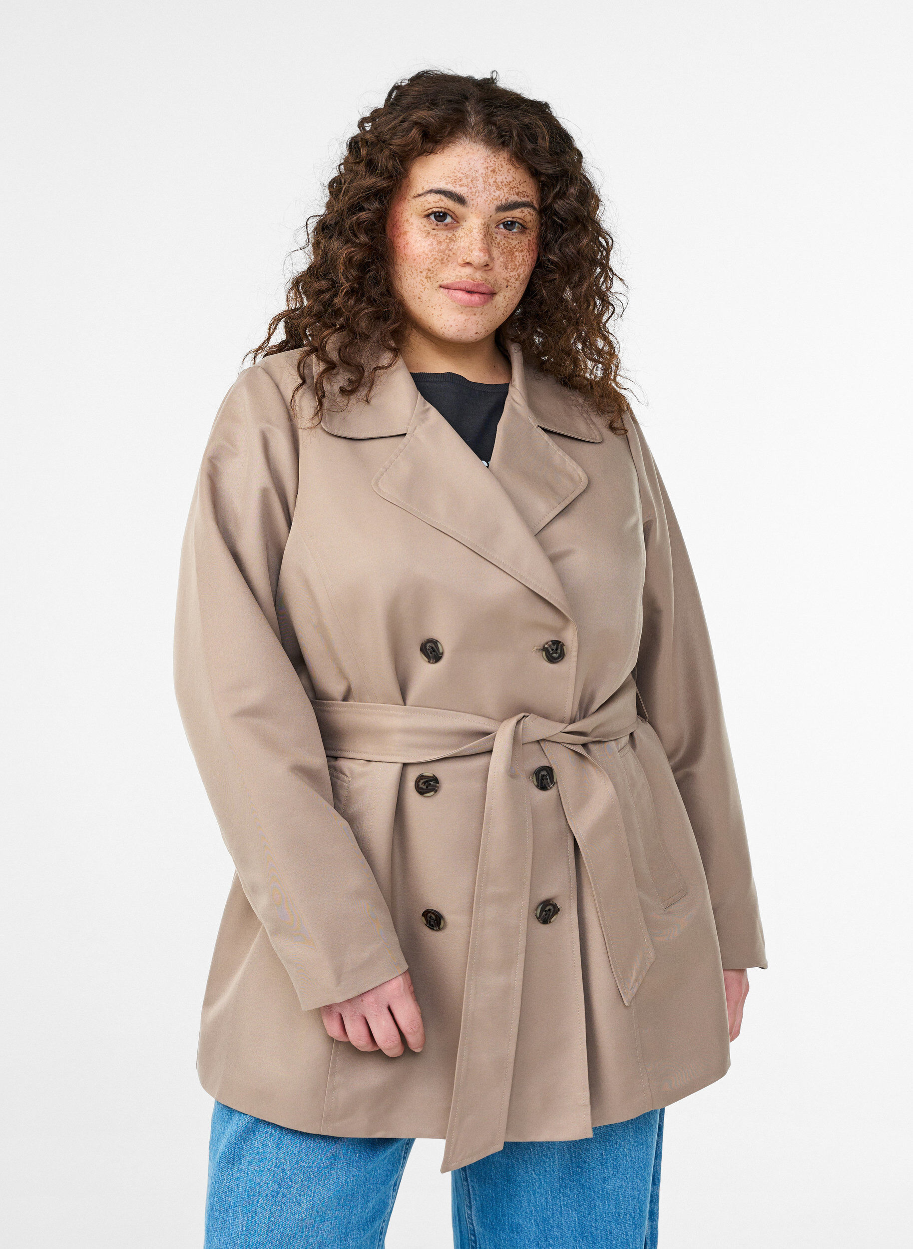 Kurzer Trenchcoat mit G&uuml;rtel, Grau, Model