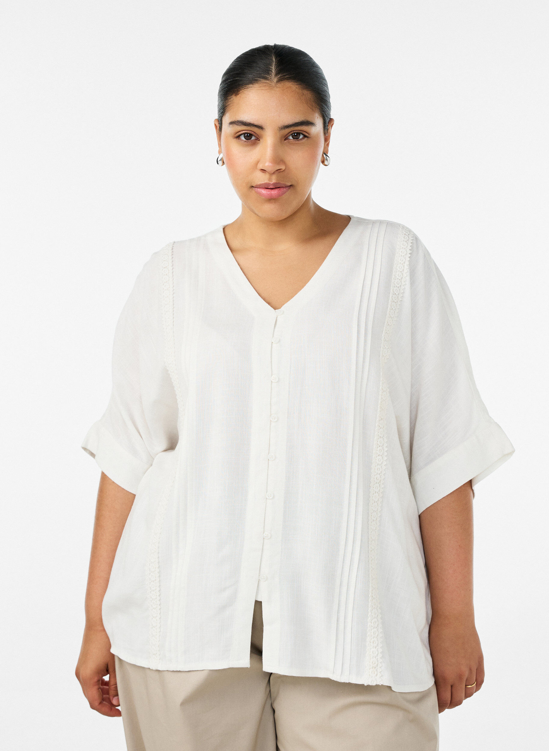 Viskosebluse mit Crochet-Besatz und Kn&ouml;pfen, Vanille, Model