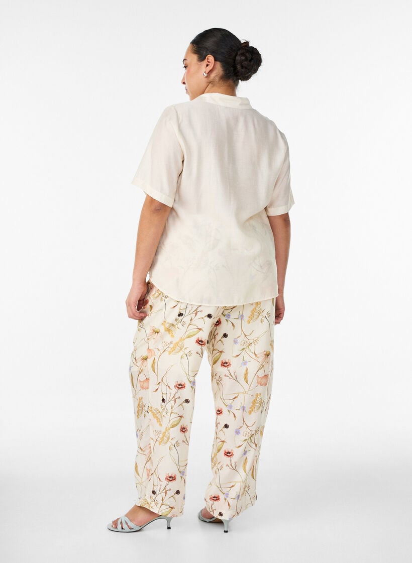 Hoch taillierte Hose aus Viskose mit Blumenmuster, Beige, Model