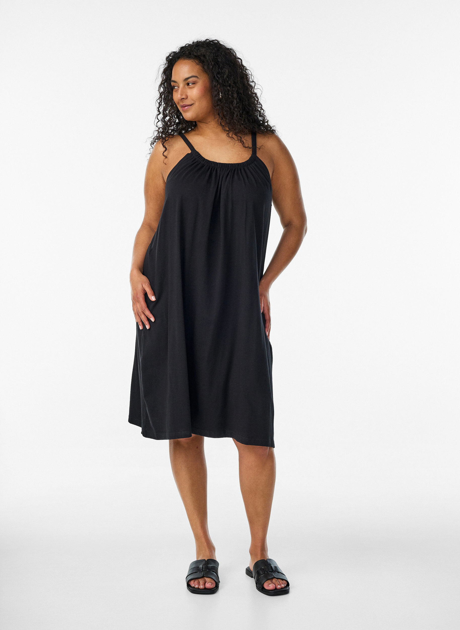 ZizziMidi-Tr&auml;gerkleid aus Bio-Baumwolle, Schwarz, Model image number 1