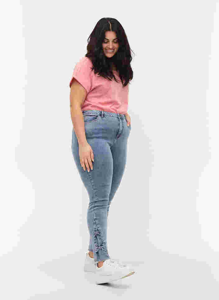Cropped Amy Jeans mit Schleifen, Light blue, Model