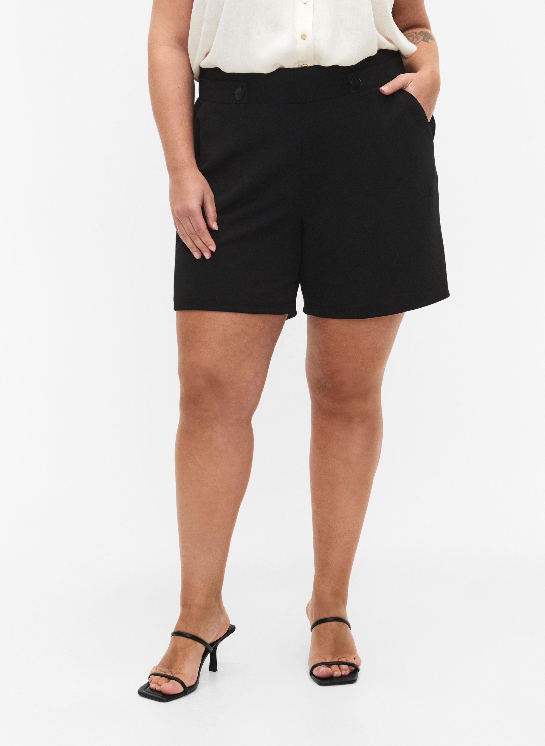 ZizziShorts mit Taschen und lockerer Passform, Schwarz, Model image number 4
