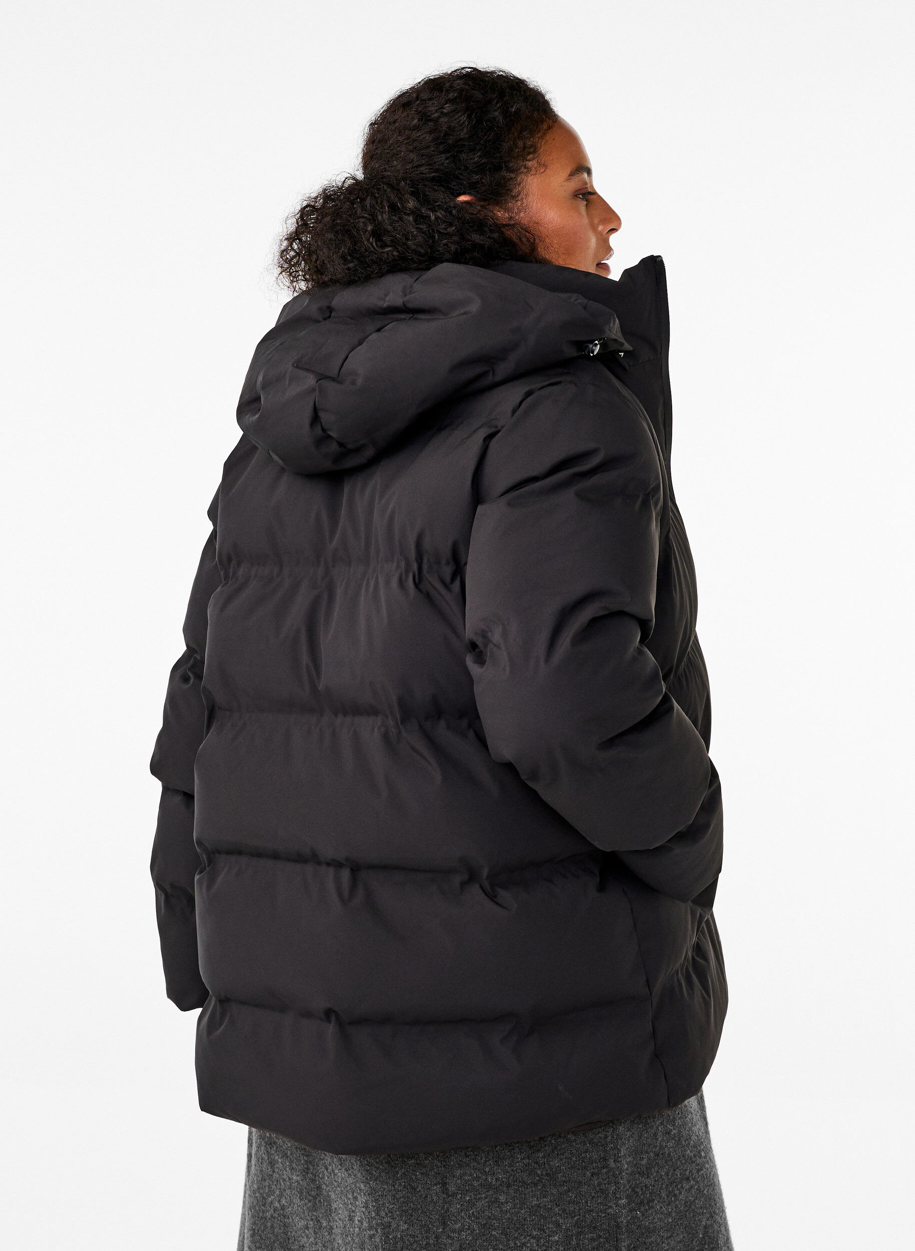 ZizziKurze Steppjacke mit Kapuze, Schwarz, Model image number 2