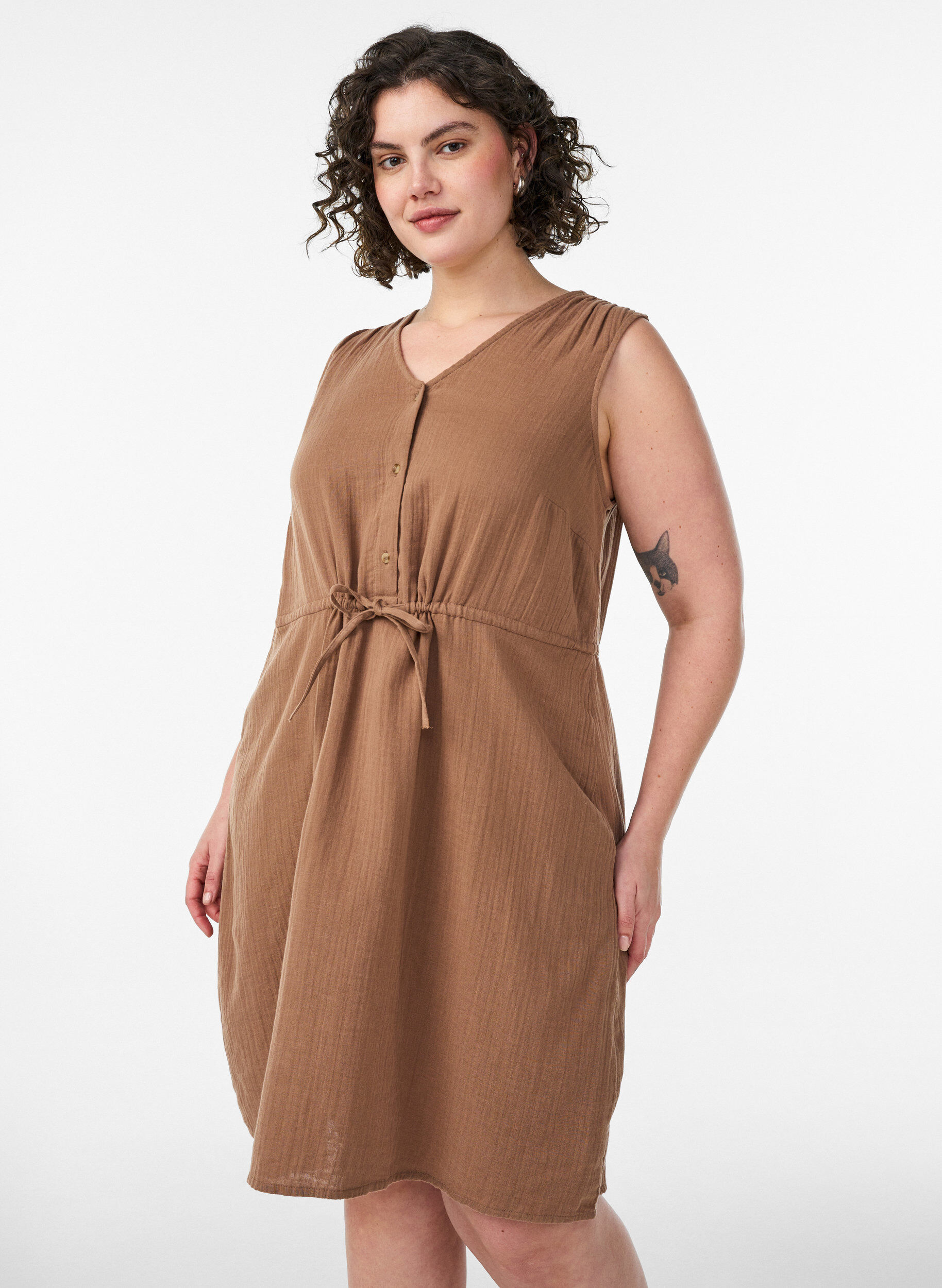Zizzi&Auml;rmelloses Kleid aus Baumwoll-Musselin mit Bindeband, Braun, Model image number 0