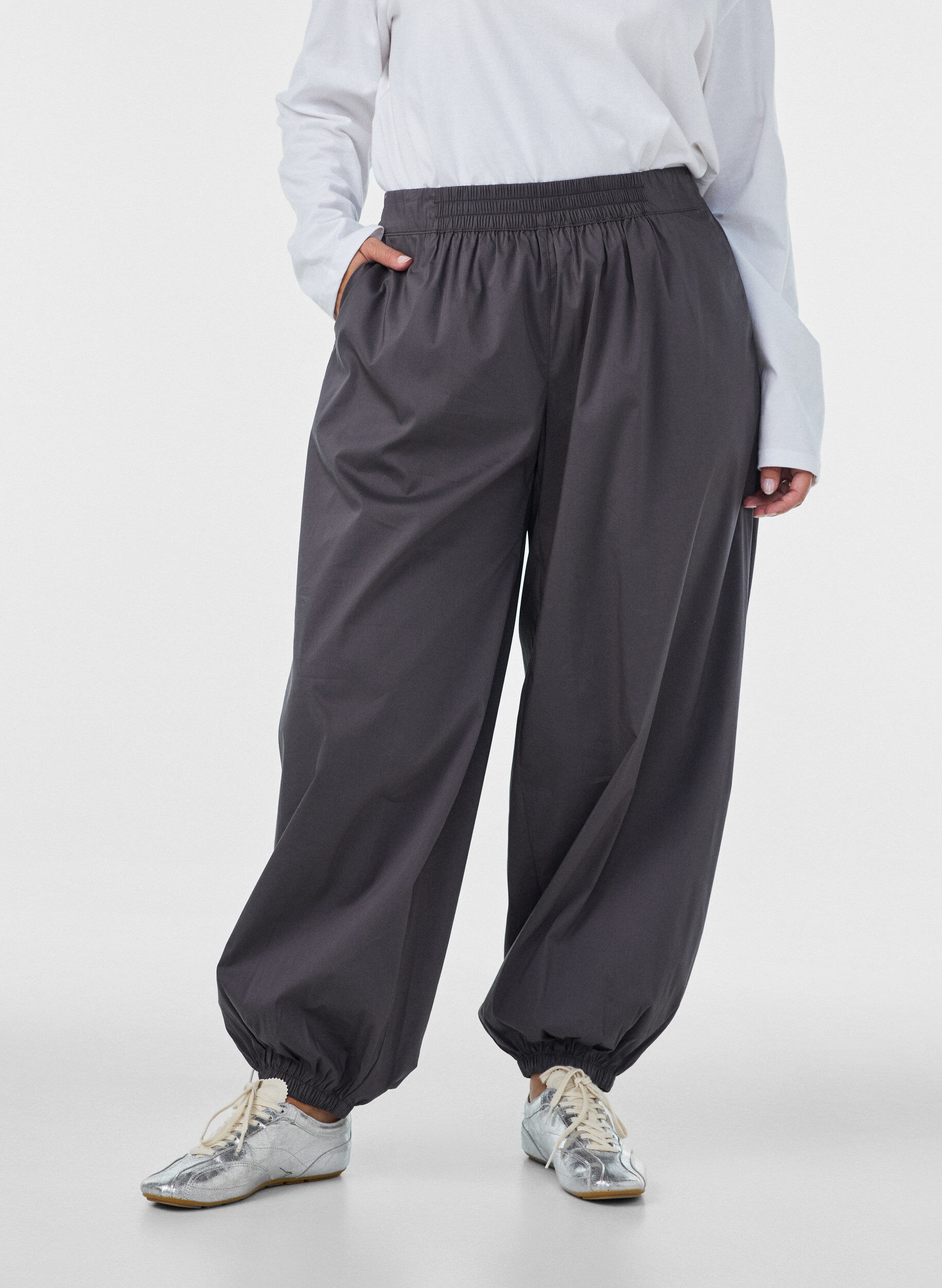ZizziBallonhose mit Taschen und elastischem Bund, Grau, Model image number 2