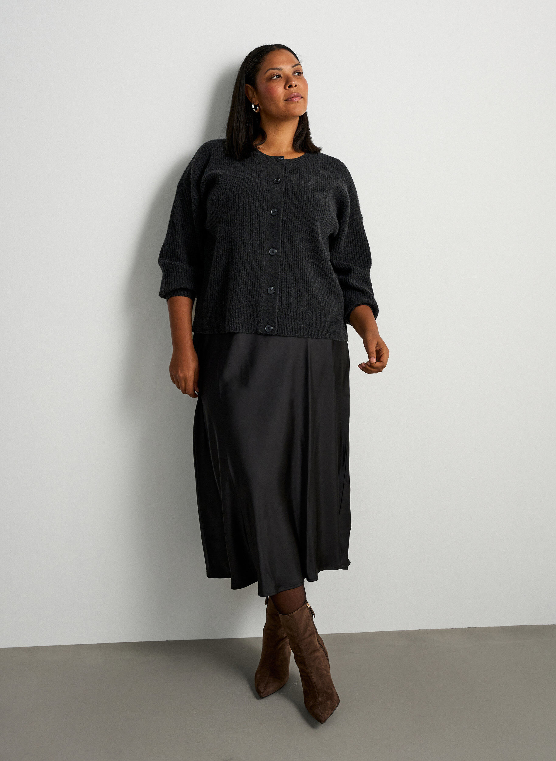 Midirock aus Satin, Schwarz, Model