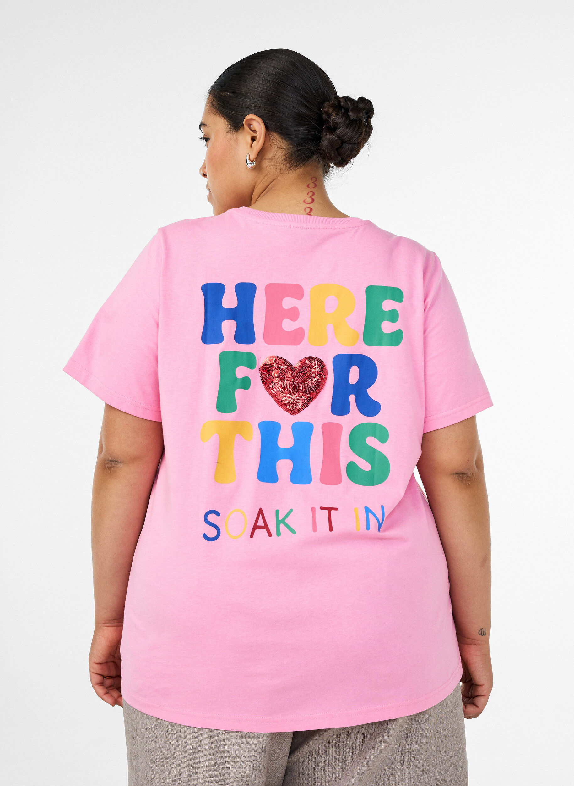 ZizziT-Shirt mit Pailletten-Herz und buntem R&uuml;ckenprint, Pink, Model image number 2