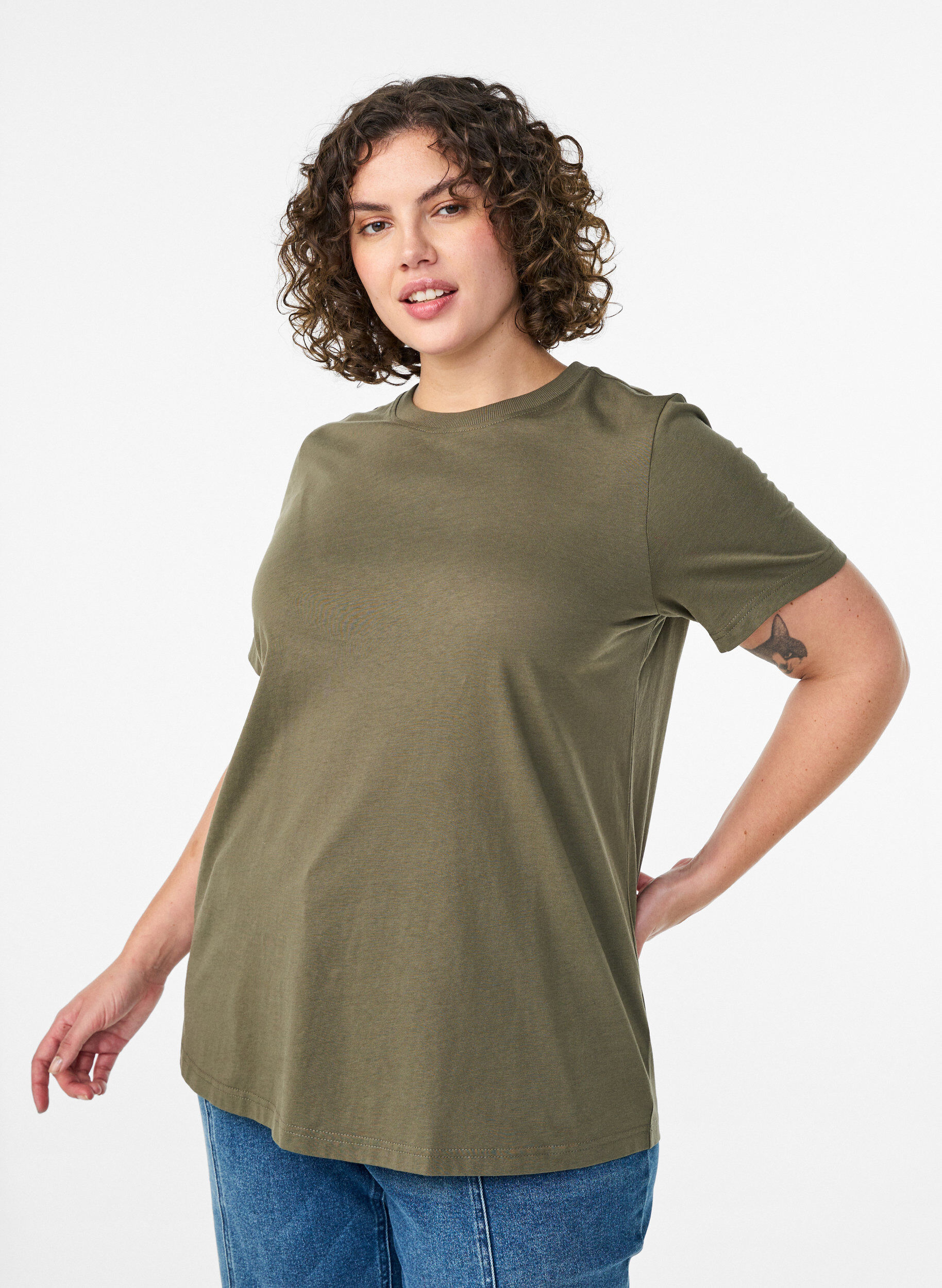 Basic-T-Shirt aus Baumwolle mit Rundhalsausschnitt, Gr&uuml;n, Model